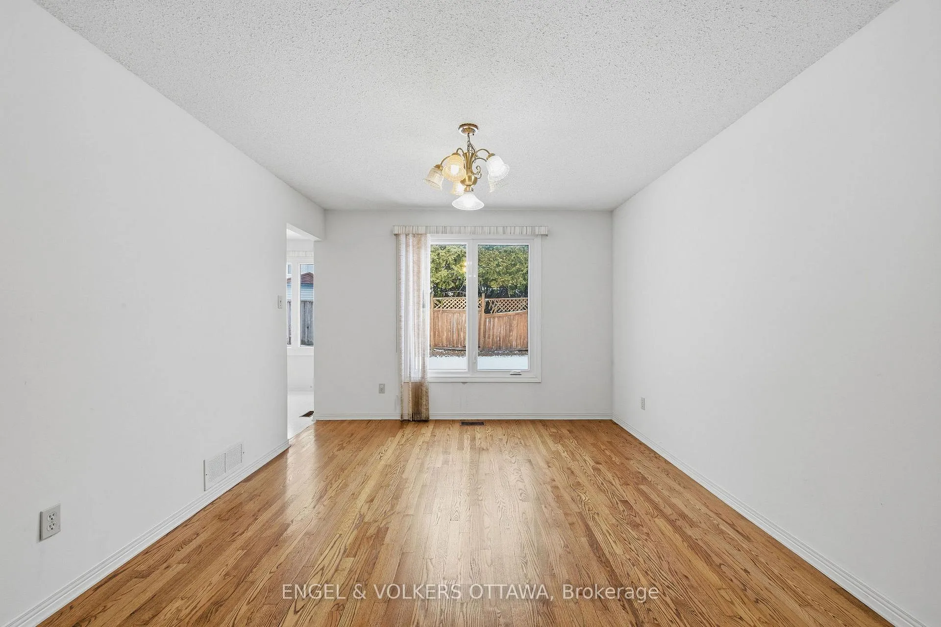 Photo 10 of 591 Merkley Drive, Ottawa, Fallingbrook/Pineridge — HOMEH