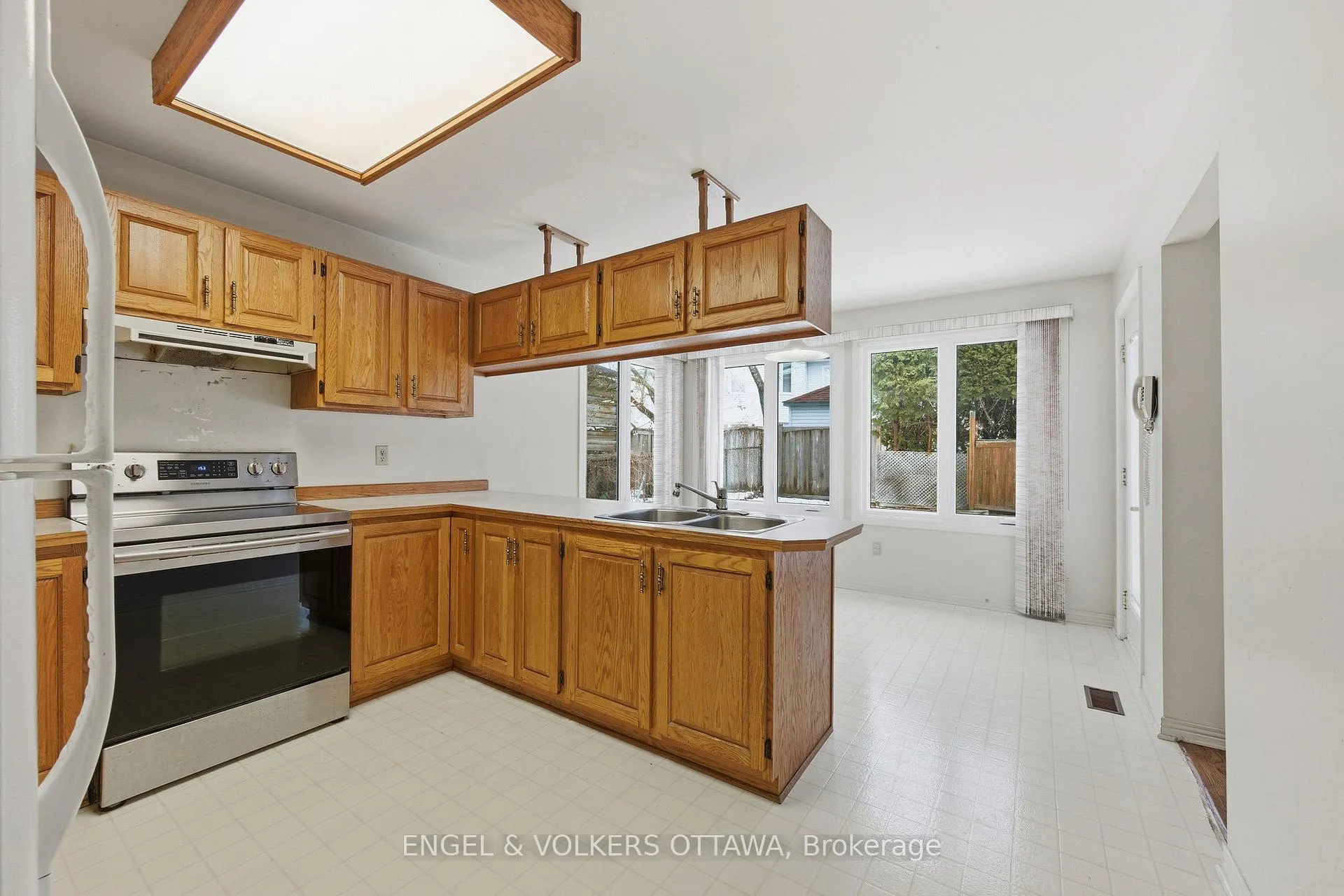 Photo 12 of 591 Merkley Drive, Ottawa, Fallingbrook/Pineridge — HOMEH