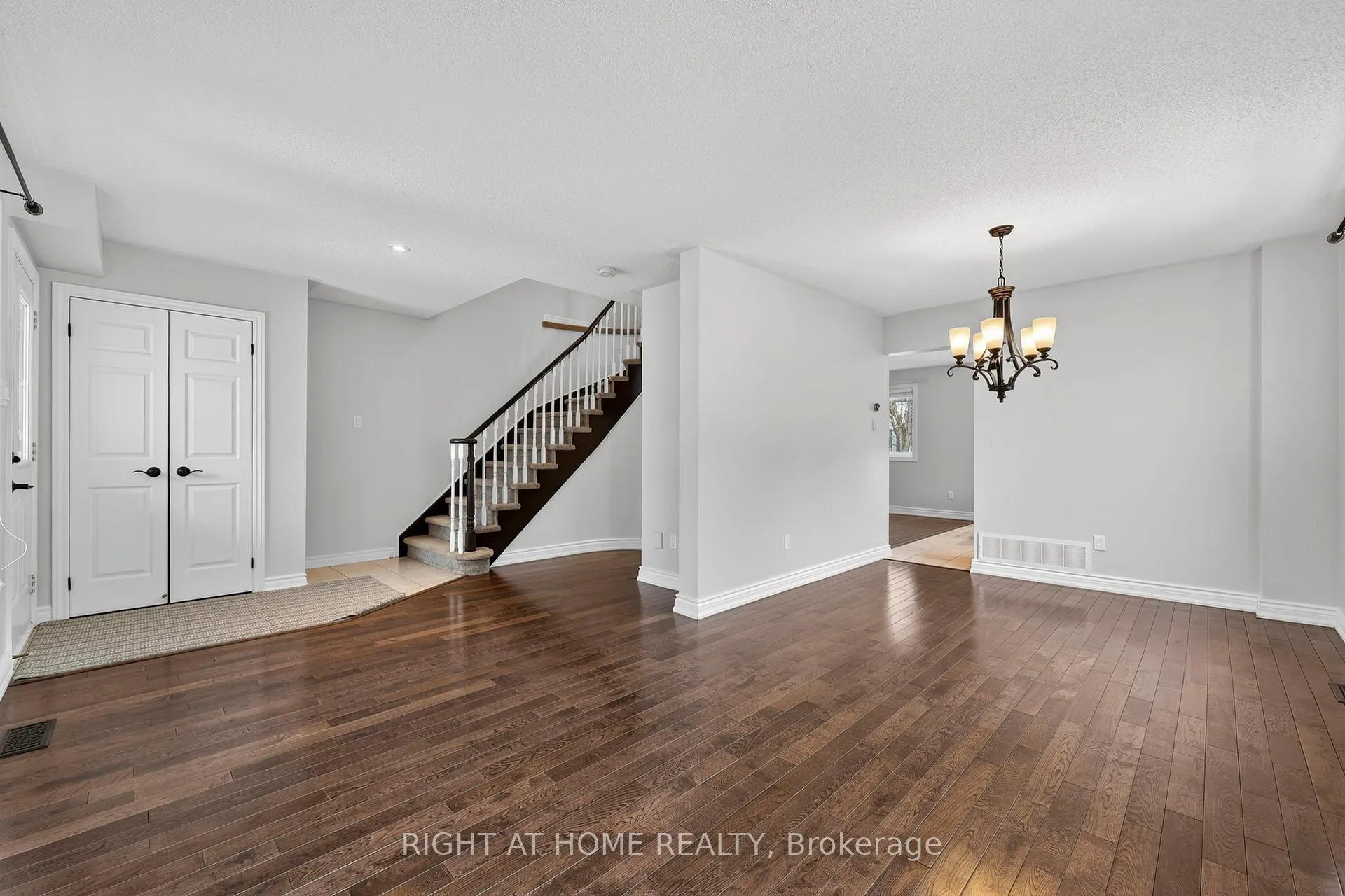 Photo 5 of 65 Masters Drive, Barrie, East Bayfield — HOMEH