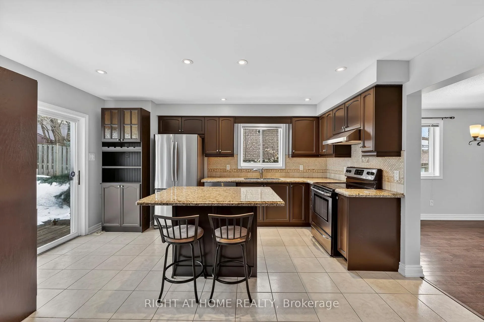 Photo 8 of 65 Masters Drive, Barrie, East Bayfield — HOMEH