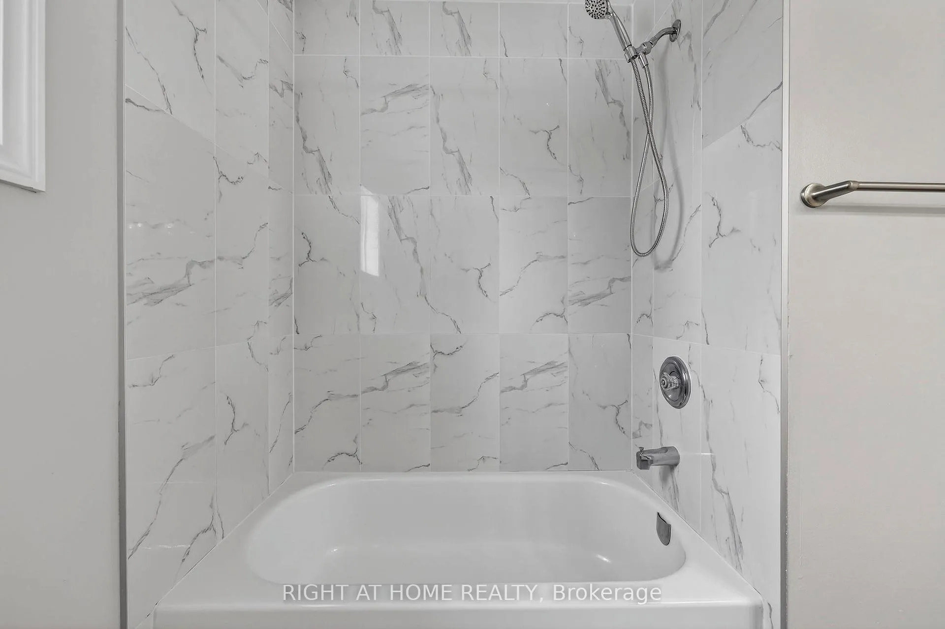 Photo 20 of 65 Masters Drive, Barrie, East Bayfield — HOMEH