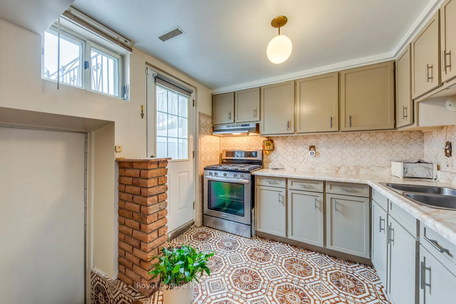 Photo 43 of 37 Prouse Drive, Brampton, Northgate — HOMEH
