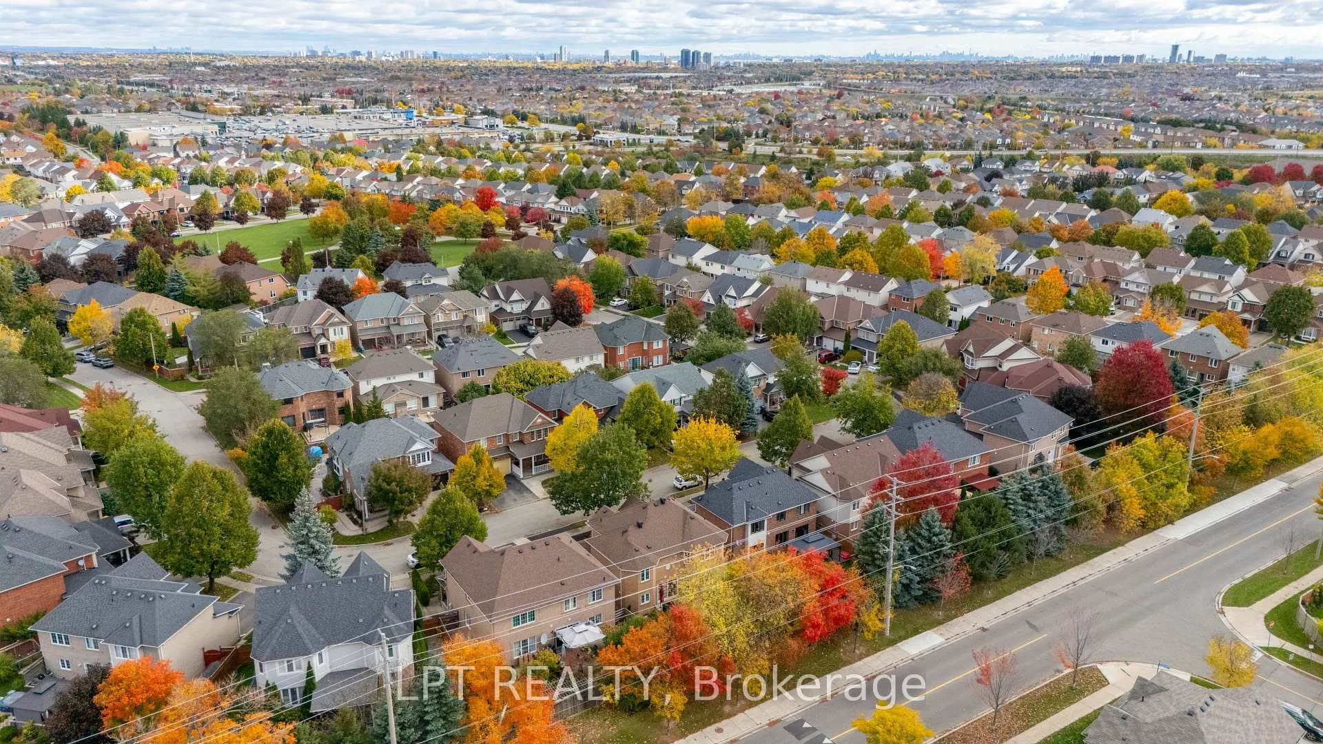 Photo 40 of 32 Fireside Drive, Brampton, Fletcher's Meadow — HOMEH