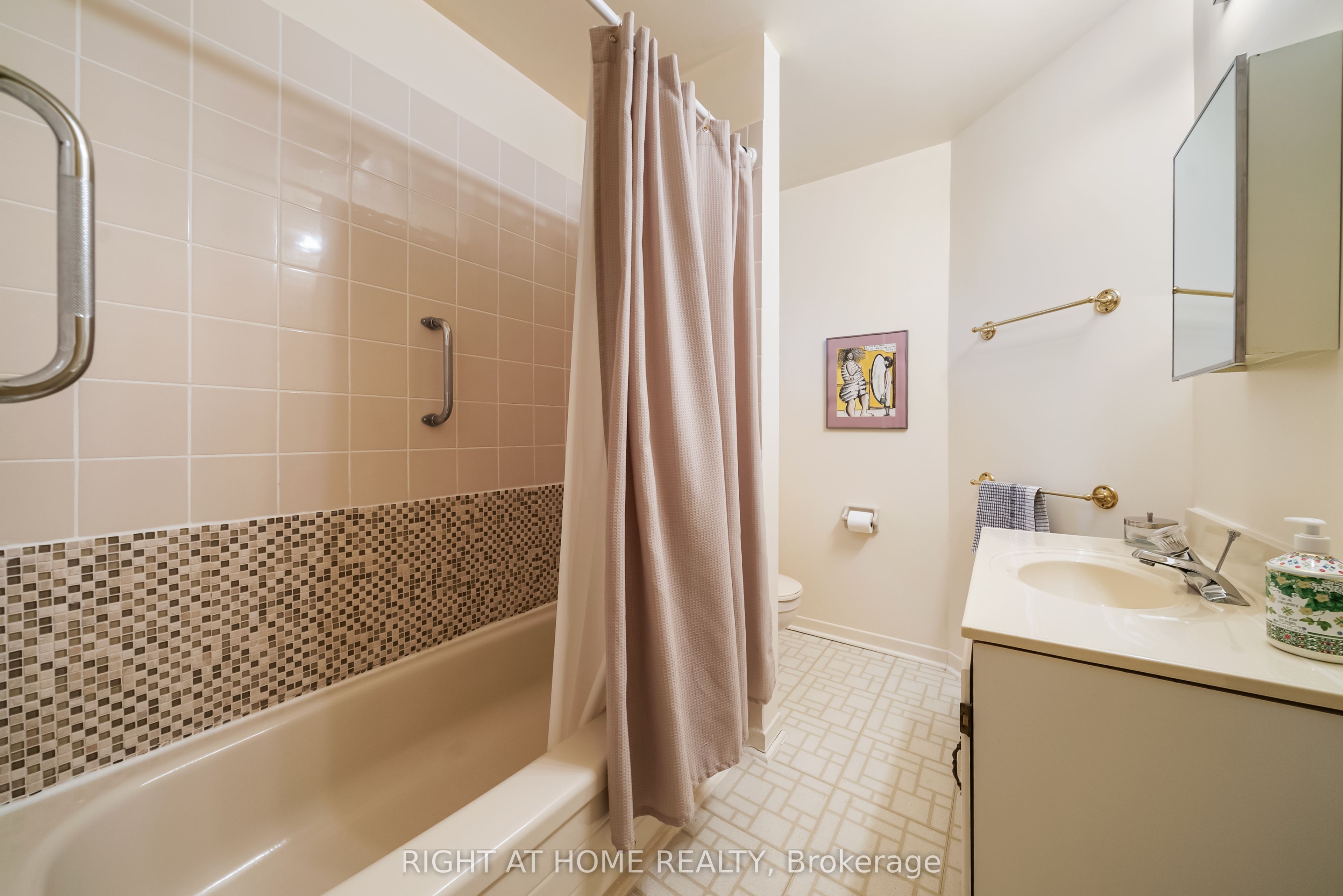 Photo 16 of 1002 Dunlop Street, Whitby, Downtown Whitby — HOMEH