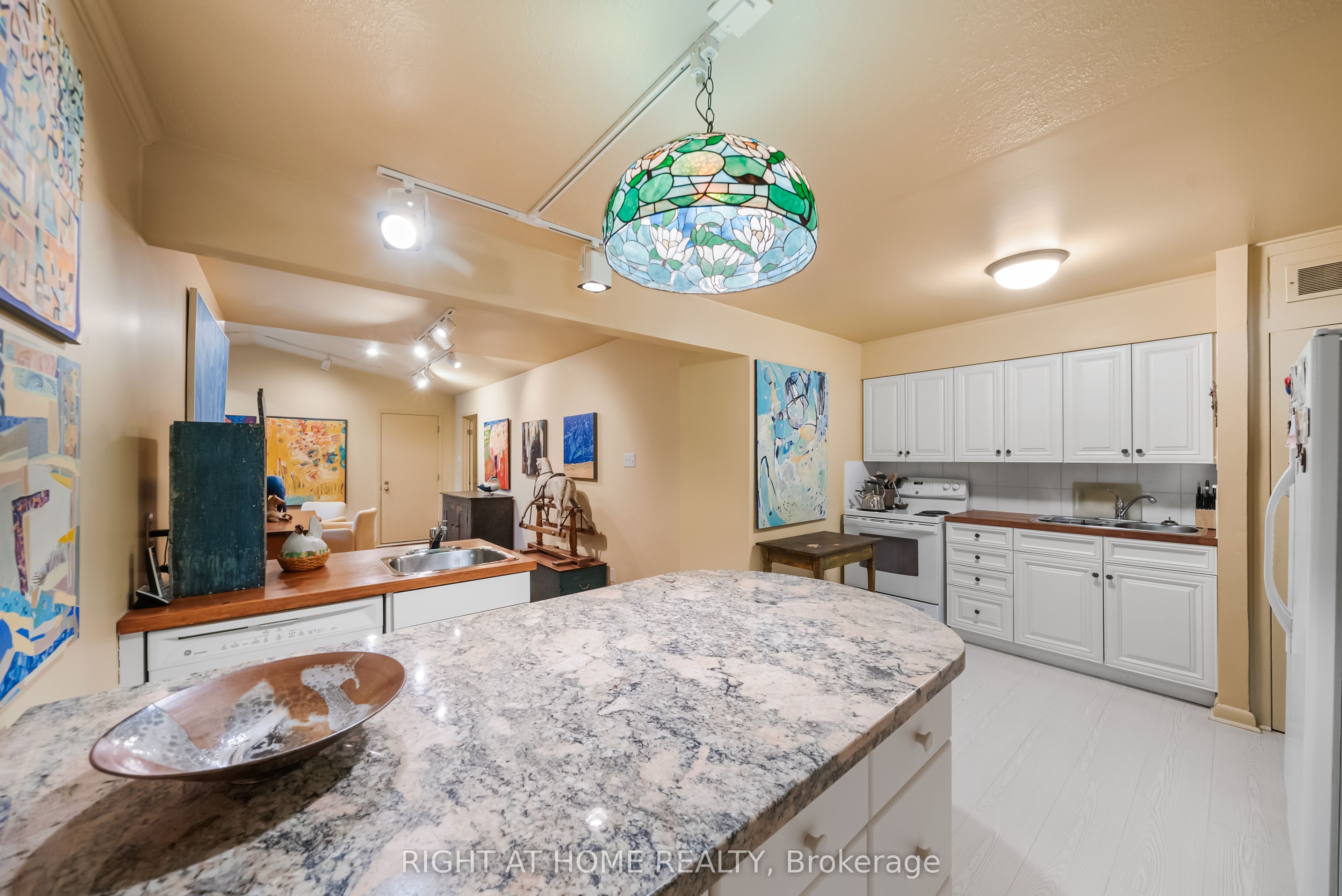 Photo 8 of 1002 Dunlop Street, Whitby, Downtown Whitby — HOMEH