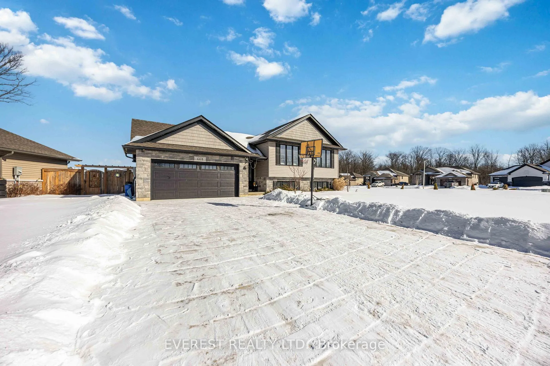 Photo 2 of 668 Winners Circle, St. Clair — HOMEH