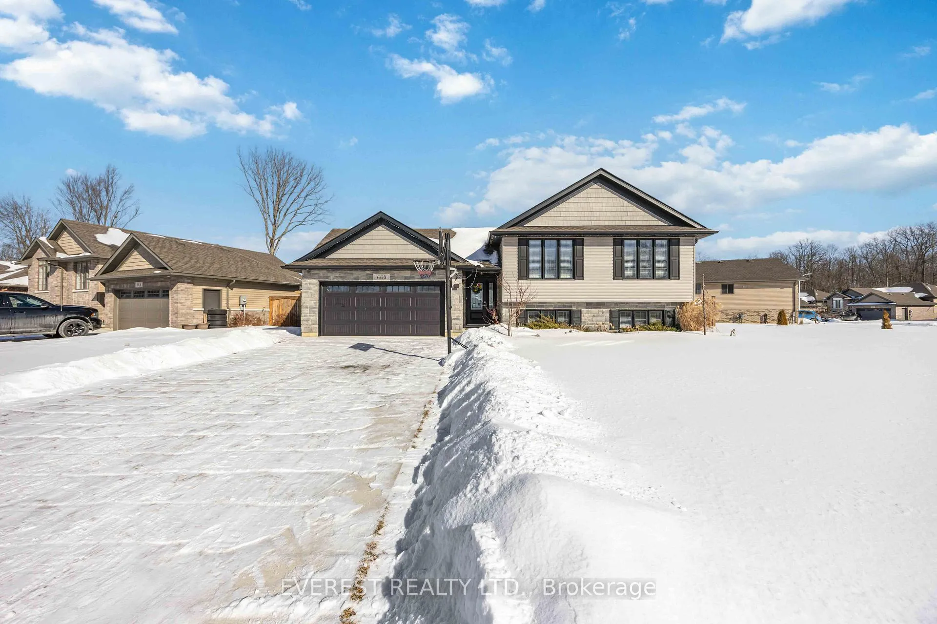 Photo 3 of 668 Winners Circle, St. Clair — HOMEH