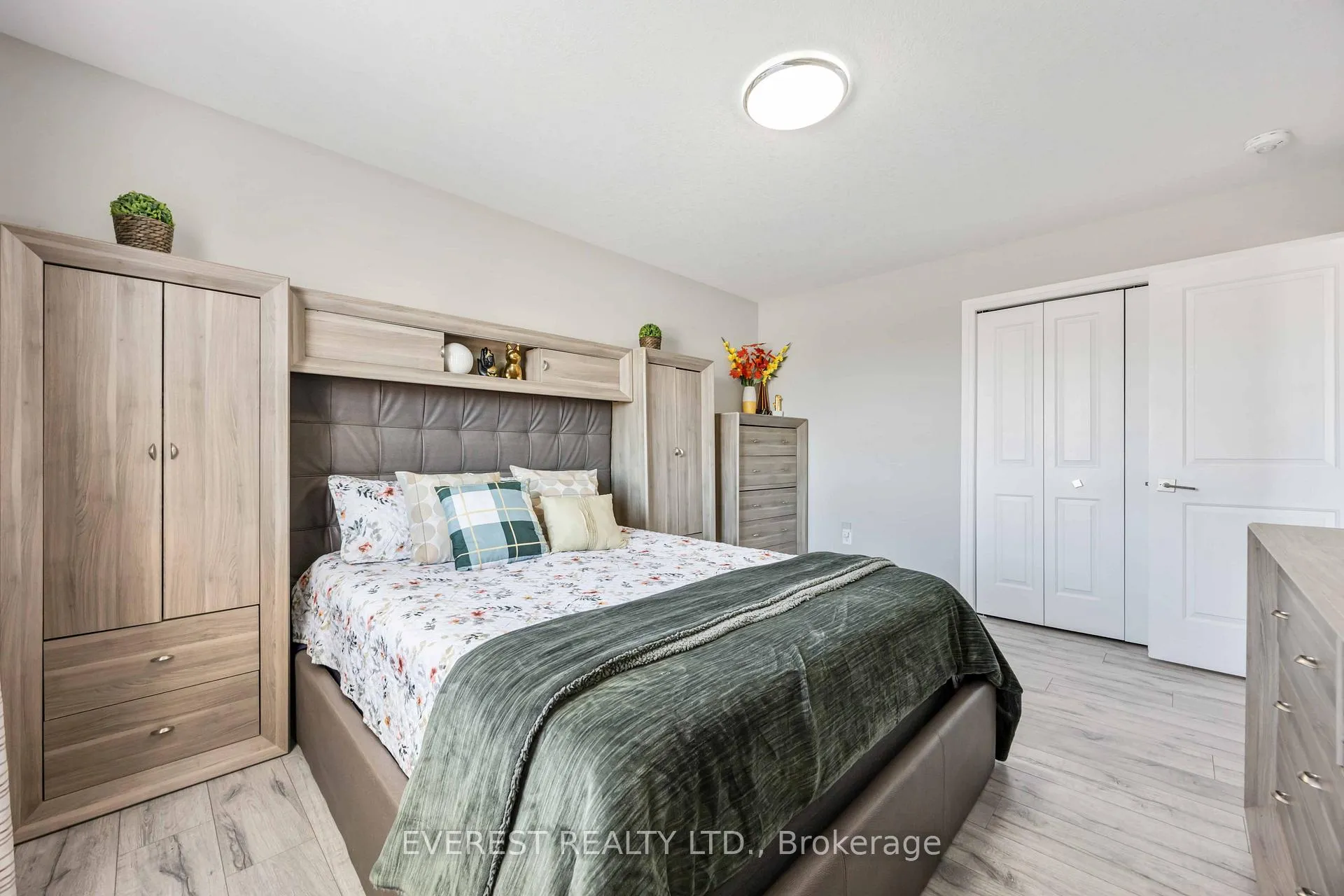 Photo 21 of 668 Winners Circle, St. Clair — HOMEH