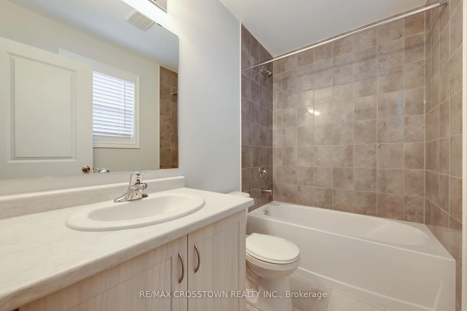Photo 16 of 22 McConnell Crescent, Bracebridge, Macaulay — HOMEH