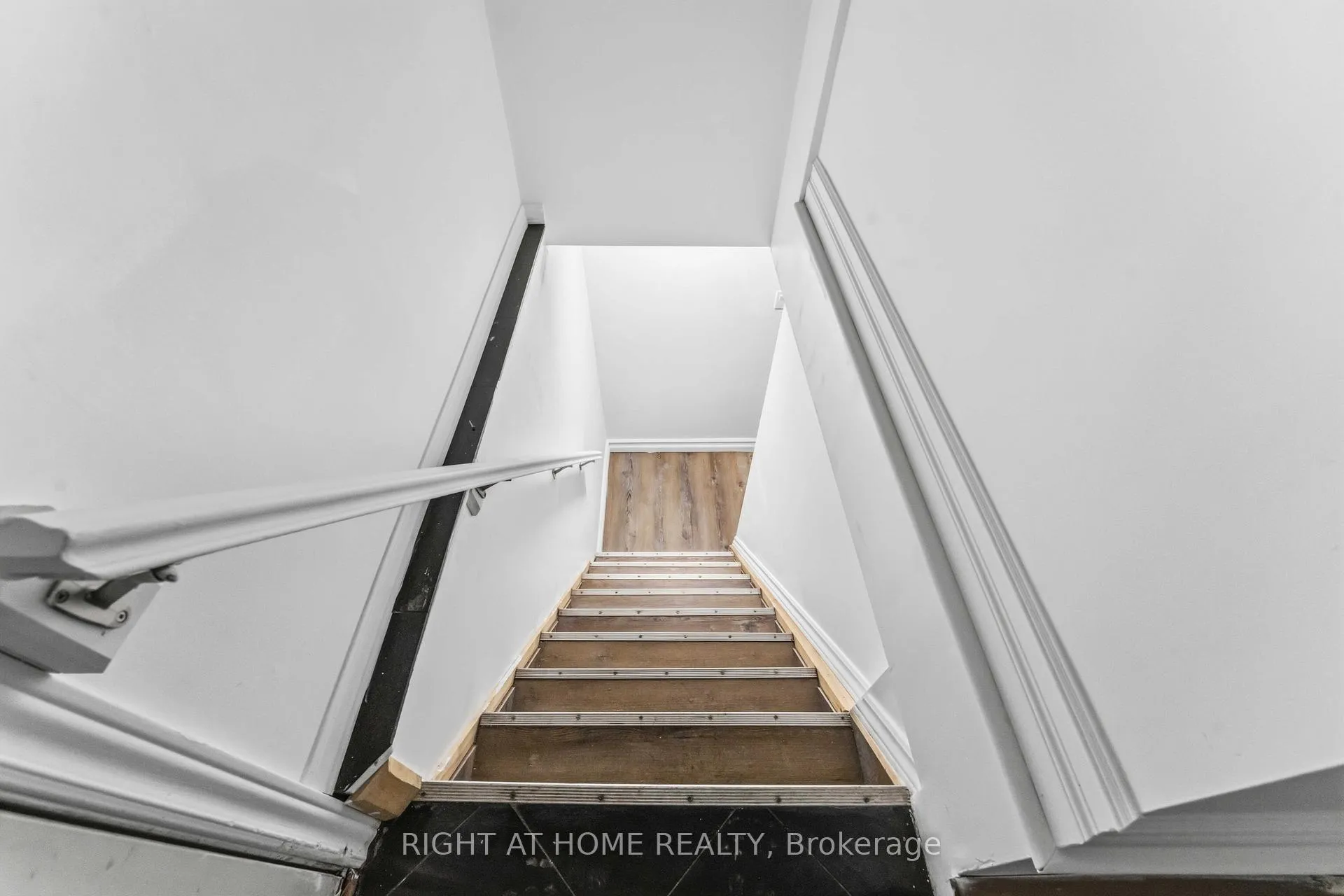 Photo 4 of Unit B, 2160 Queensgrove Road, Ottawa, McKellar Heights/Glabar Park — HOMEH