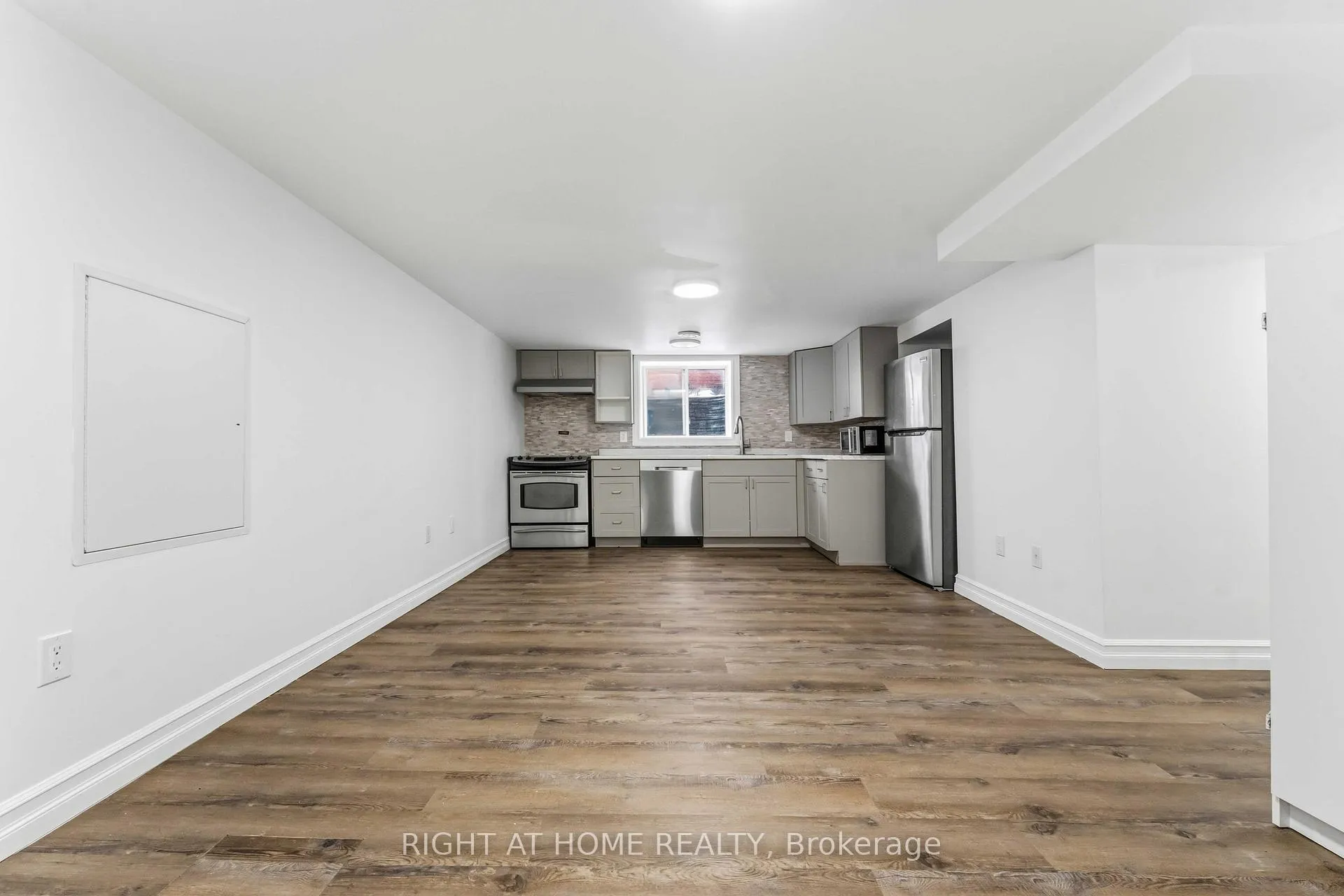 Photo 7 of Unit B, 2160 Queensgrove Road, Ottawa, McKellar Heights/Glabar Park — HOMEH
