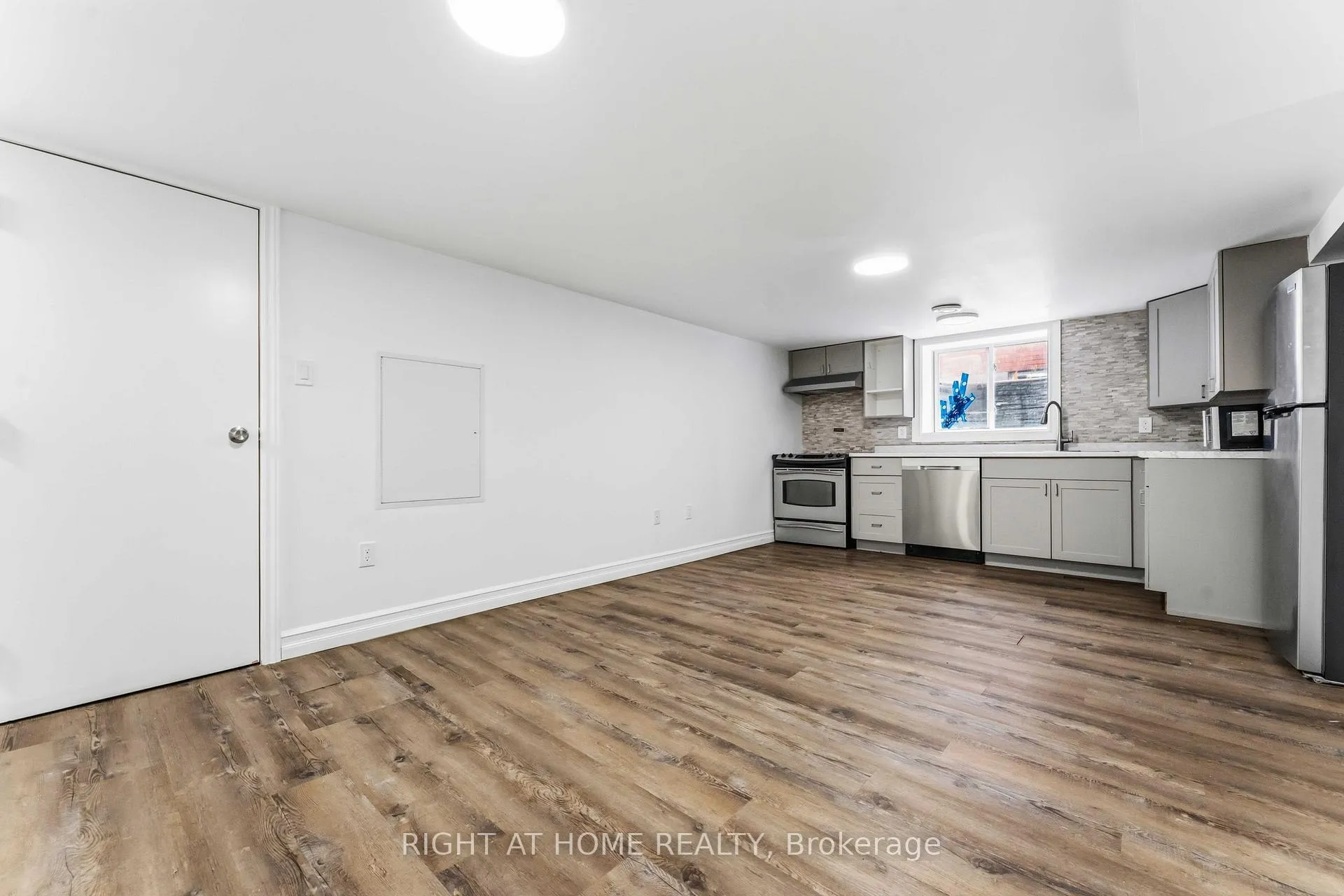 Photo 8 of Unit B, 2160 Queensgrove Road, Ottawa, McKellar Heights/Glabar Park — HOMEH