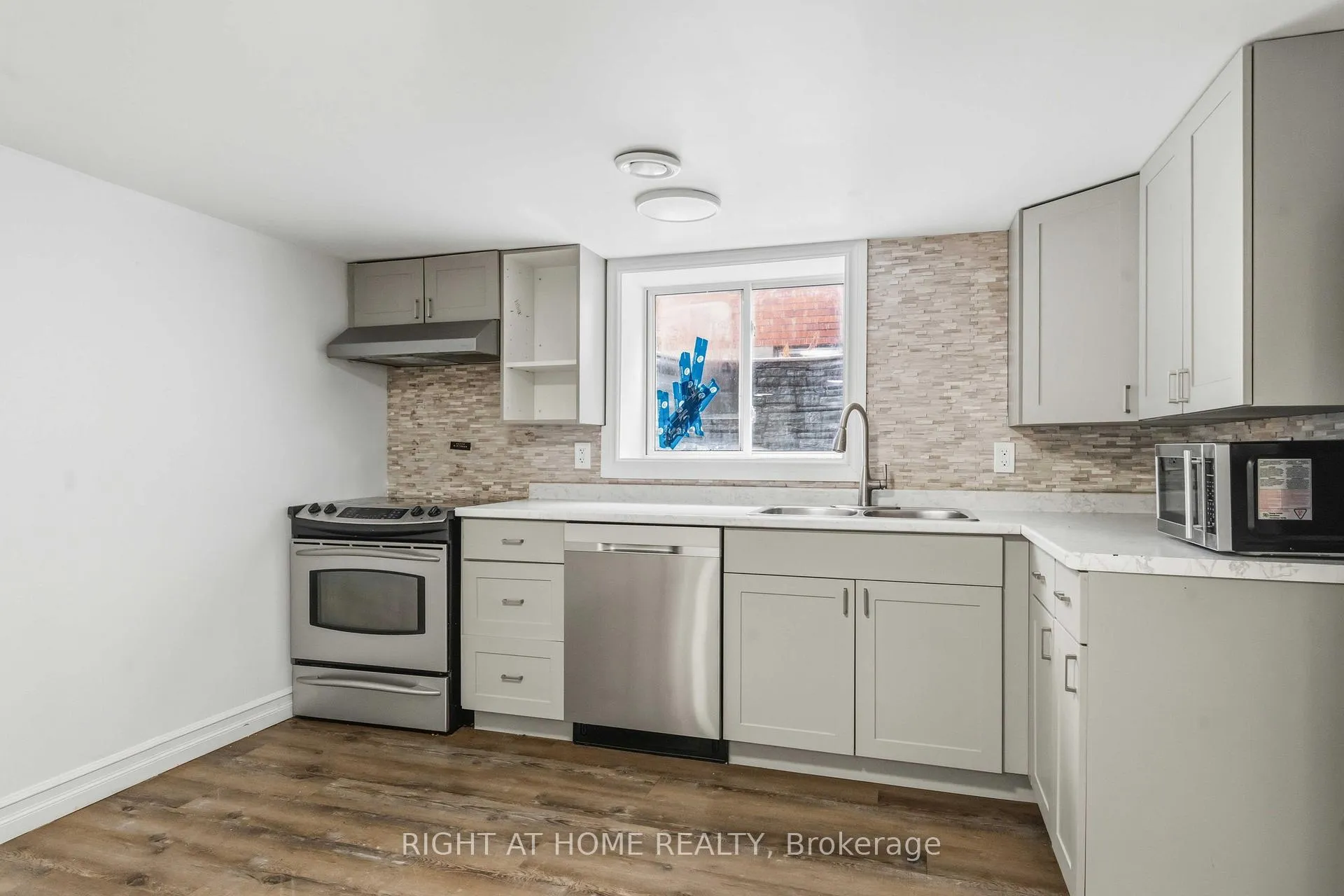 Photo 12 of Unit B, 2160 Queensgrove Road, Ottawa, McKellar Heights/Glabar Park — HOMEH