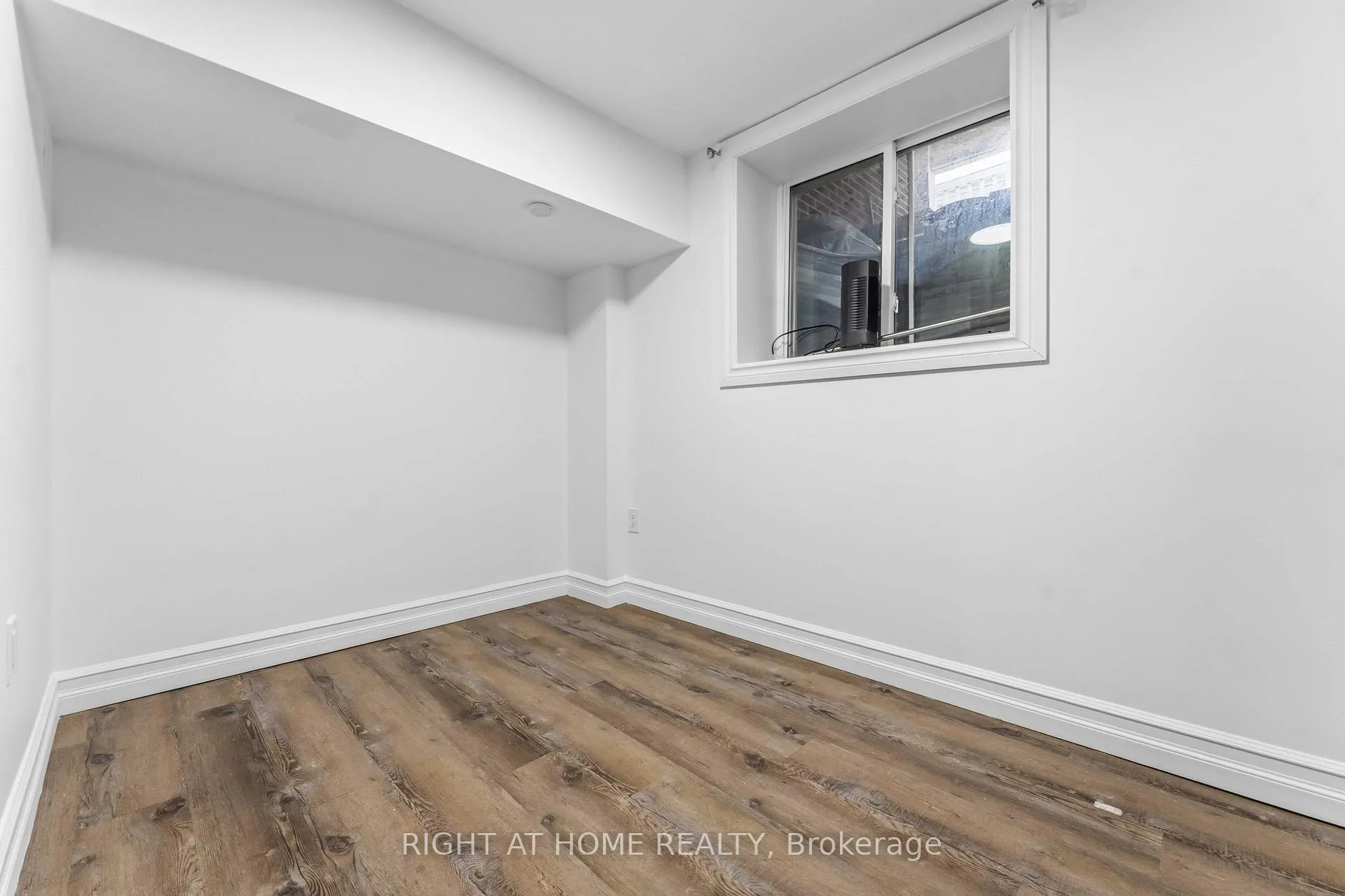 Photo 13 of Unit B, 2160 Queensgrove Road, Ottawa, McKellar Heights/Glabar Park — HOMEH