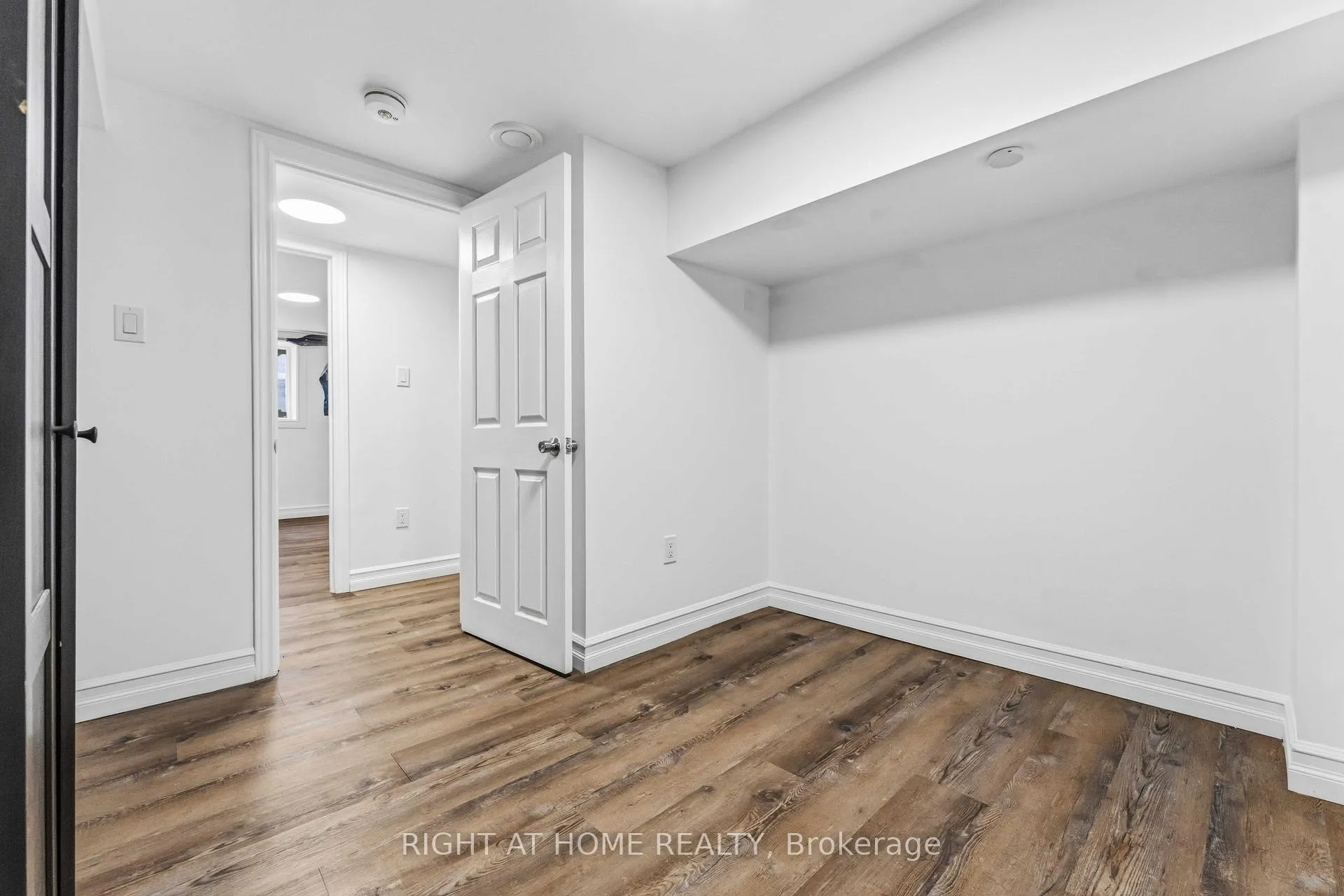 Photo 14 of Unit B, 2160 Queensgrove Road, Ottawa, McKellar Heights/Glabar Park — HOMEH