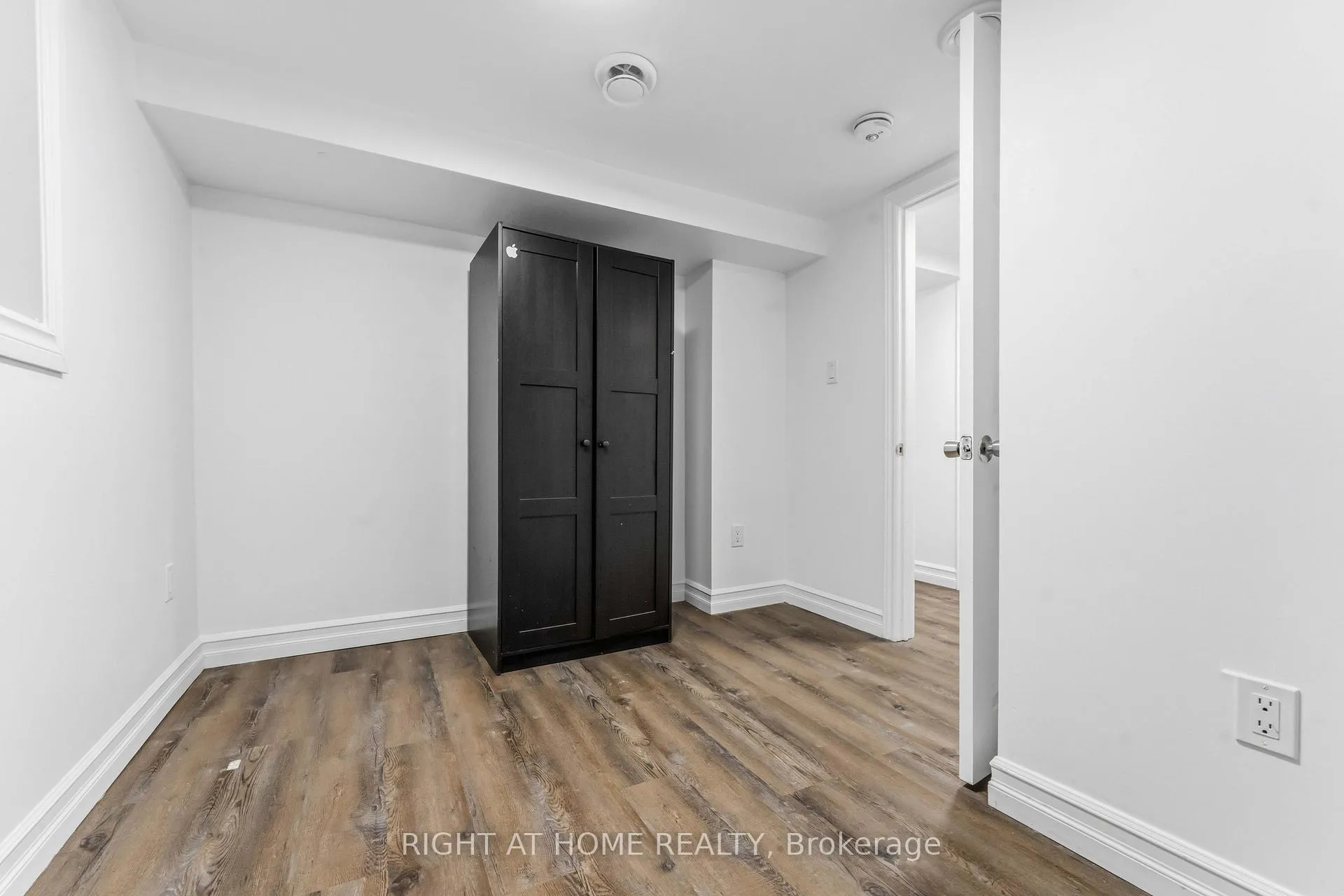 Photo 15 of Unit B, 2160 Queensgrove Road, Ottawa, McKellar Heights/Glabar Park — HOMEH