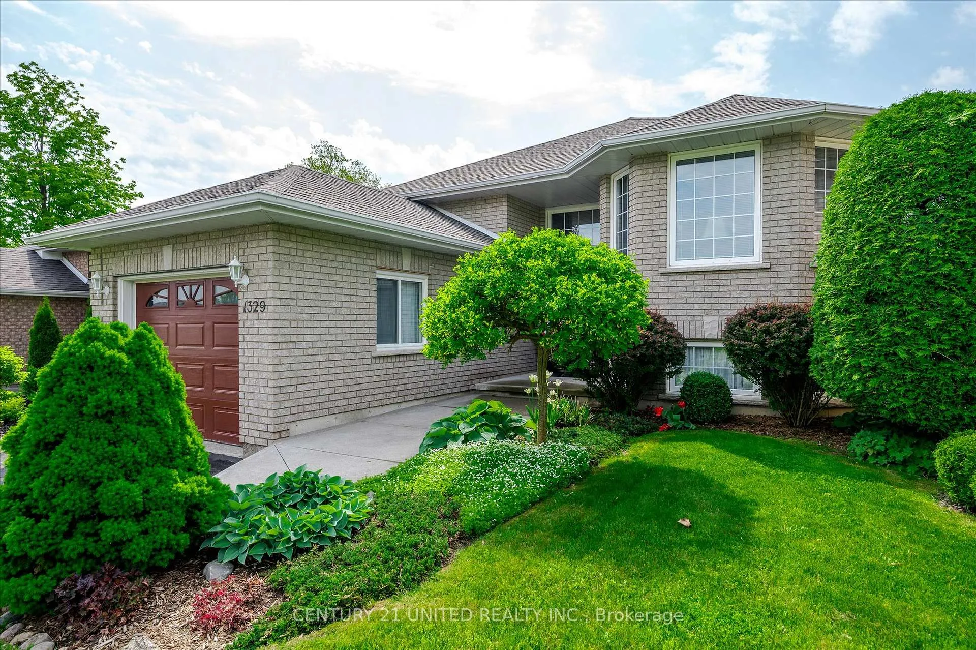 Photo 3 of 1329 White Crescent, Peterborough, Monaghan Ward 2 — HOMEH