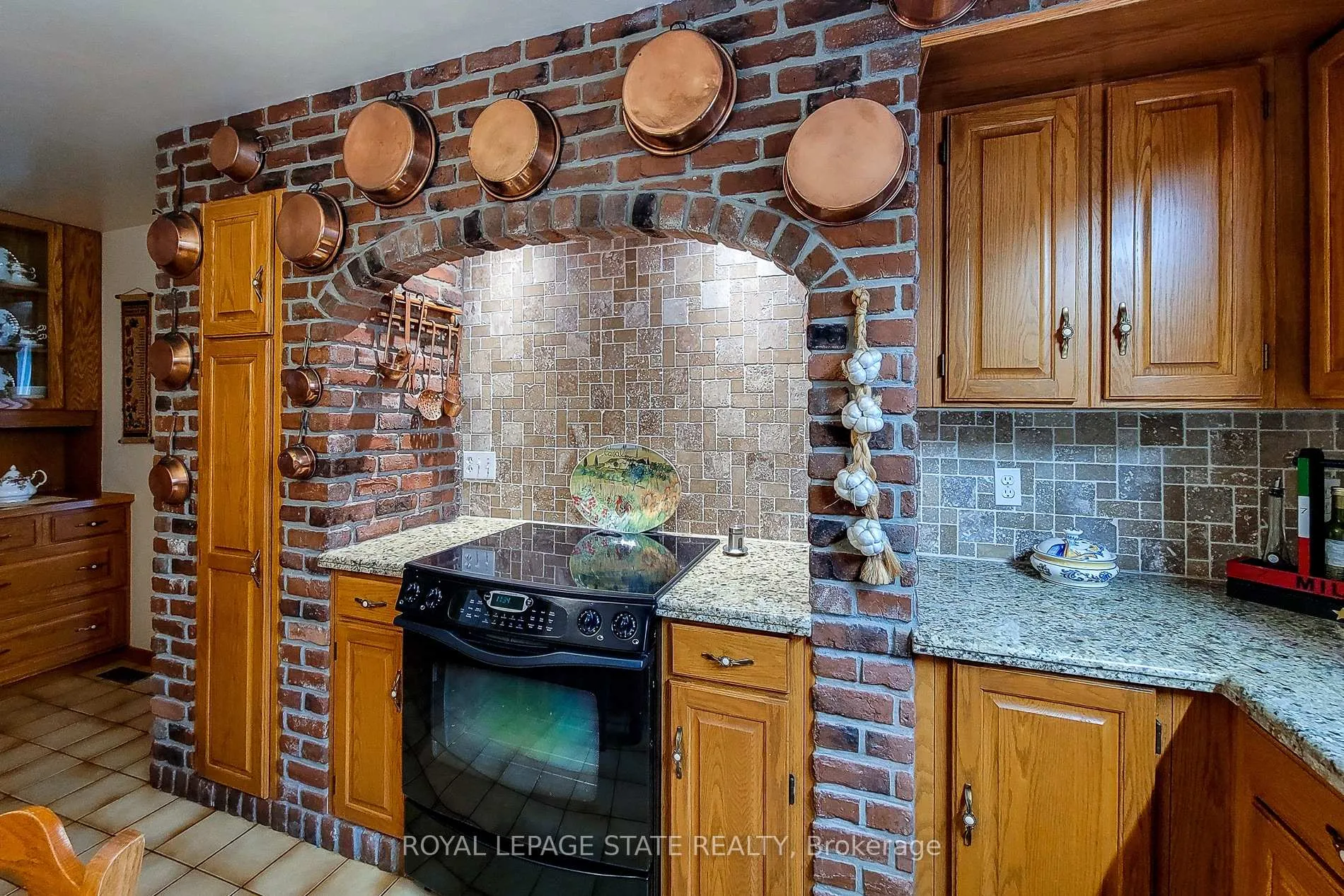 Photo 18 of 52 Elena Court, Hamilton, Gurnett — HOMEH