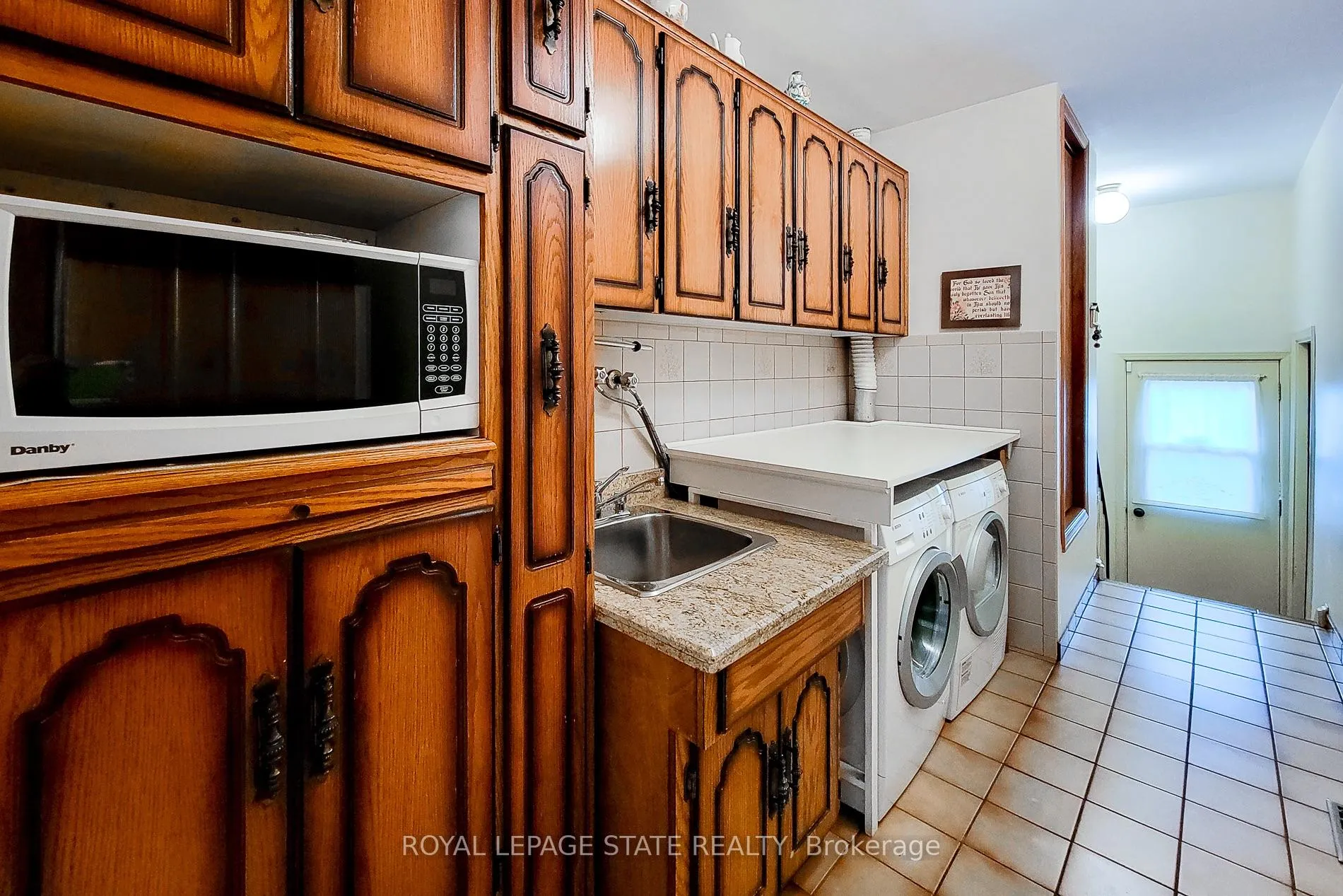 Photo 33 of 52 Elena Court, Hamilton, Gurnett — HOMEH