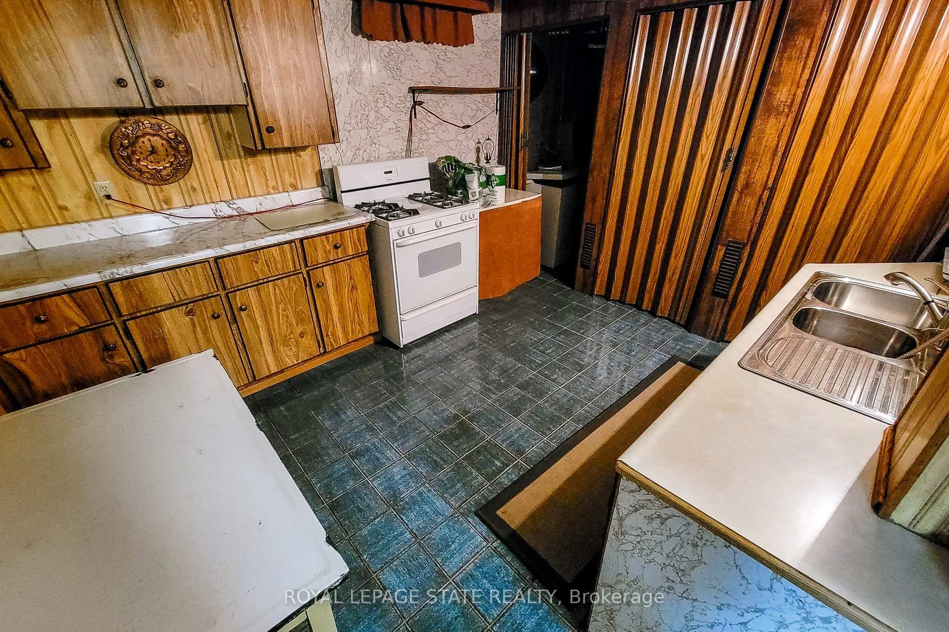Photo 43 of 52 Elena Court, Hamilton, Gurnett — HOMEH