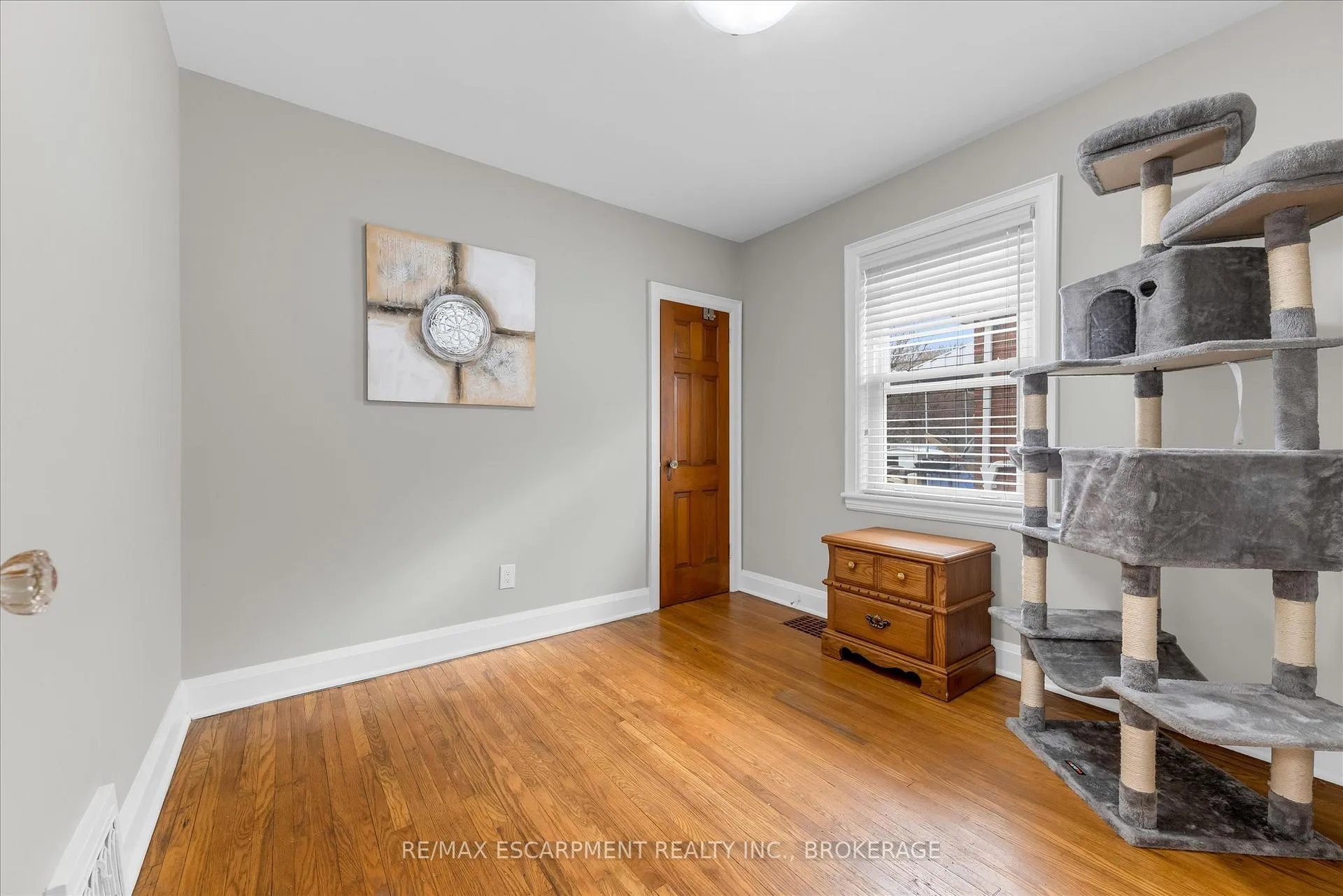 Photo 14 of 121 Cameron Avenue S, Hamilton, Bartonville — HOMEH