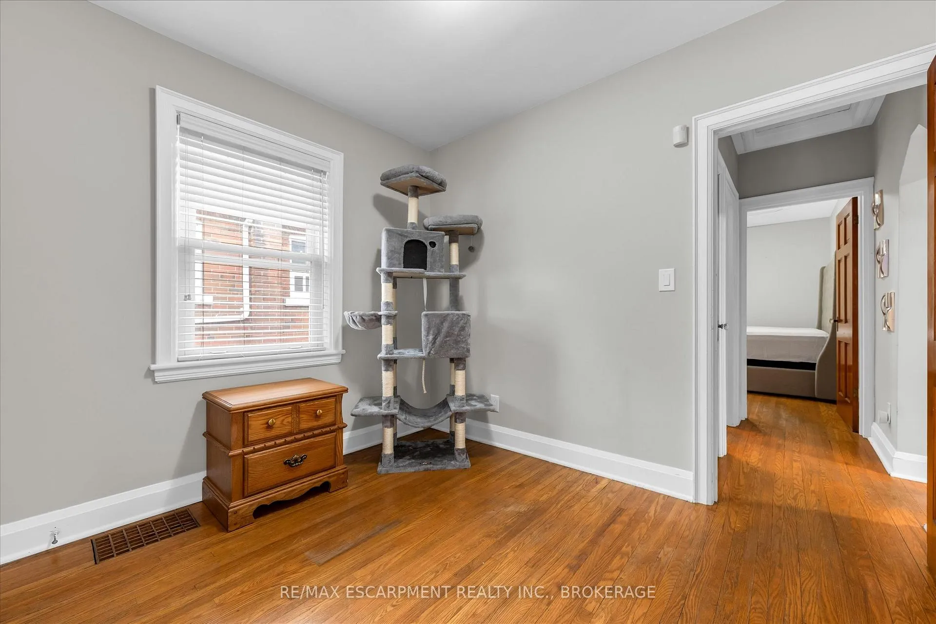 Photo 15 of 121 Cameron Avenue S, Hamilton, Bartonville — HOMEH