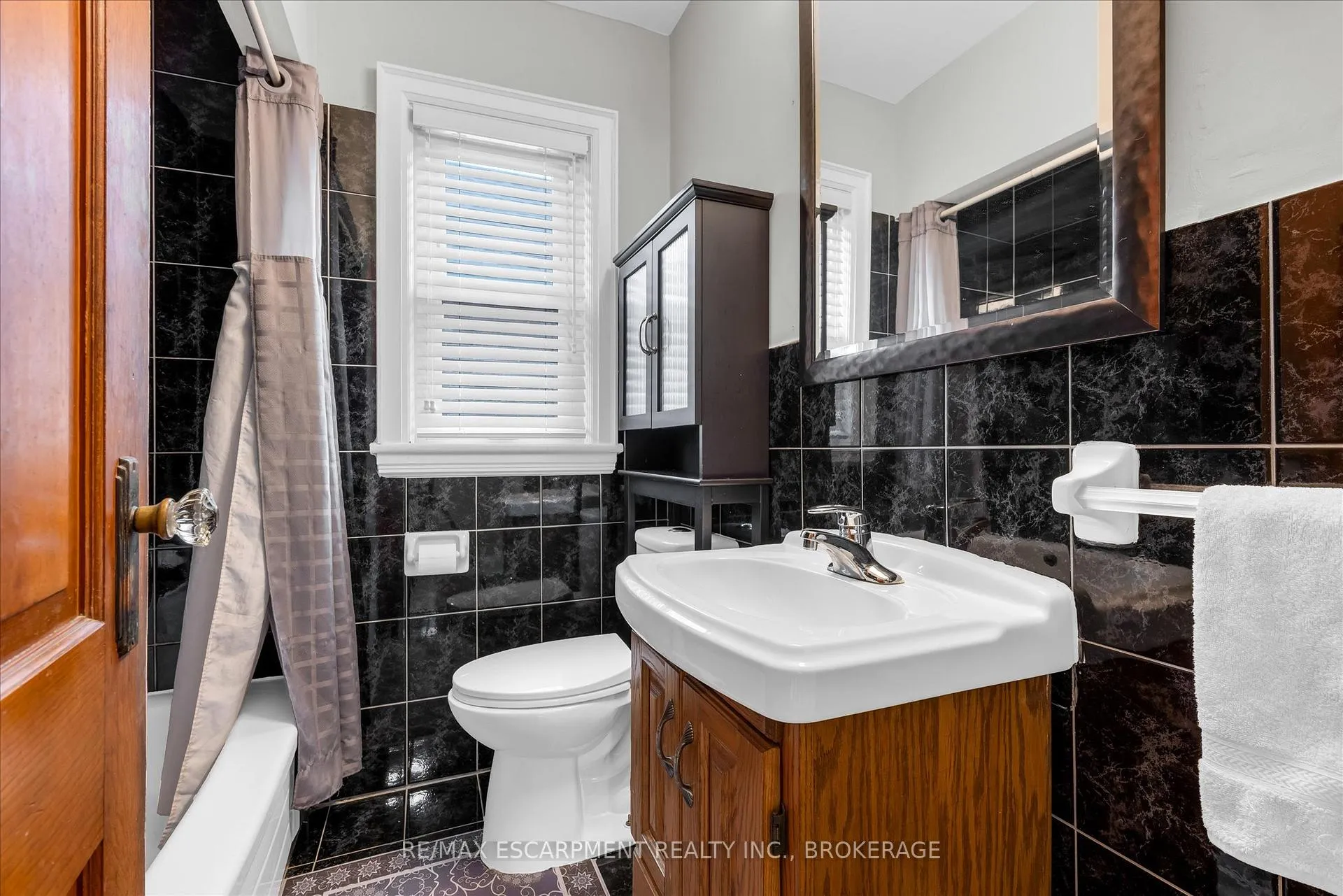 Photo 16 of 121 Cameron Avenue S, Hamilton, Bartonville — HOMEH