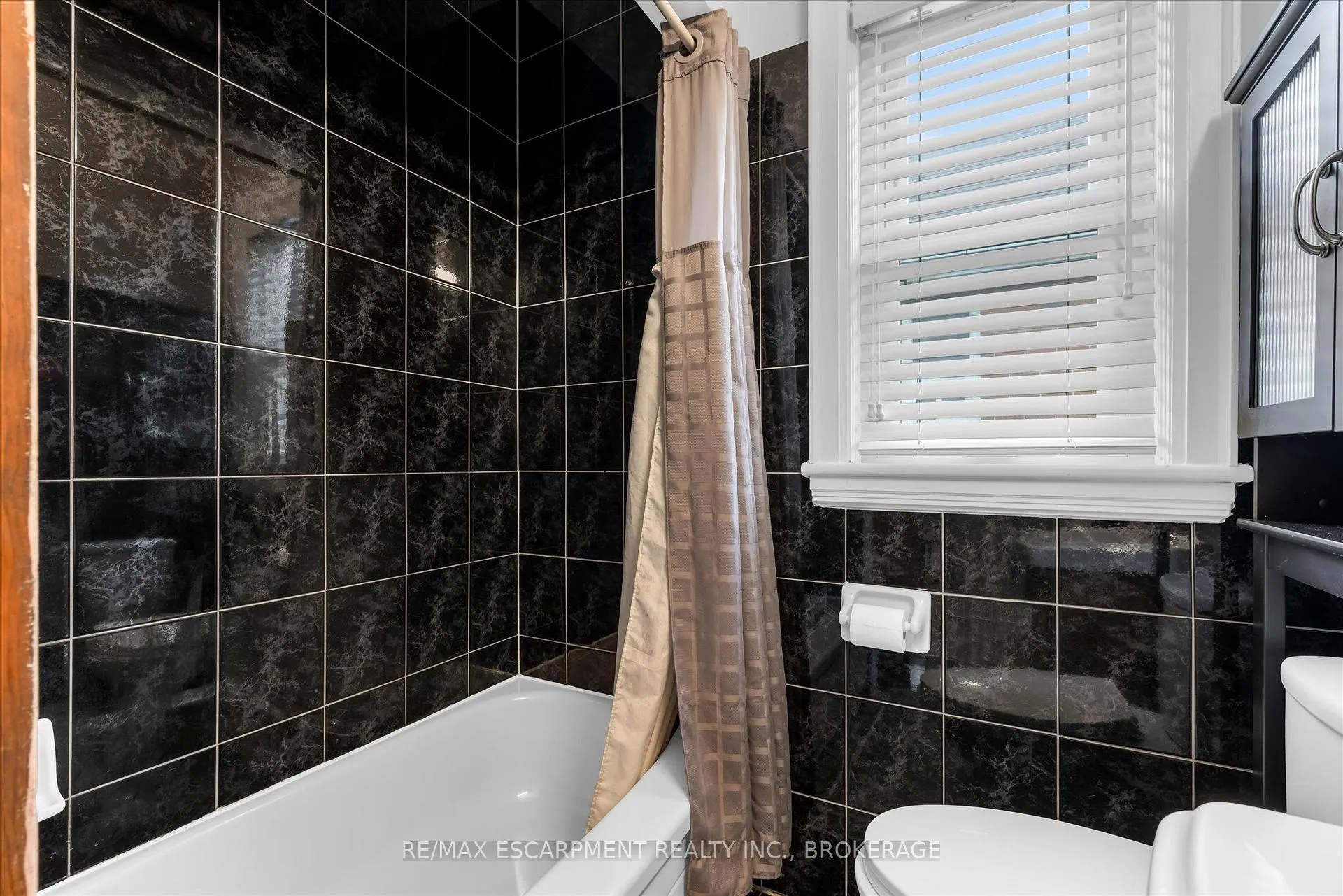 Photo 17 of 121 Cameron Avenue S, Hamilton, Bartonville — HOMEH