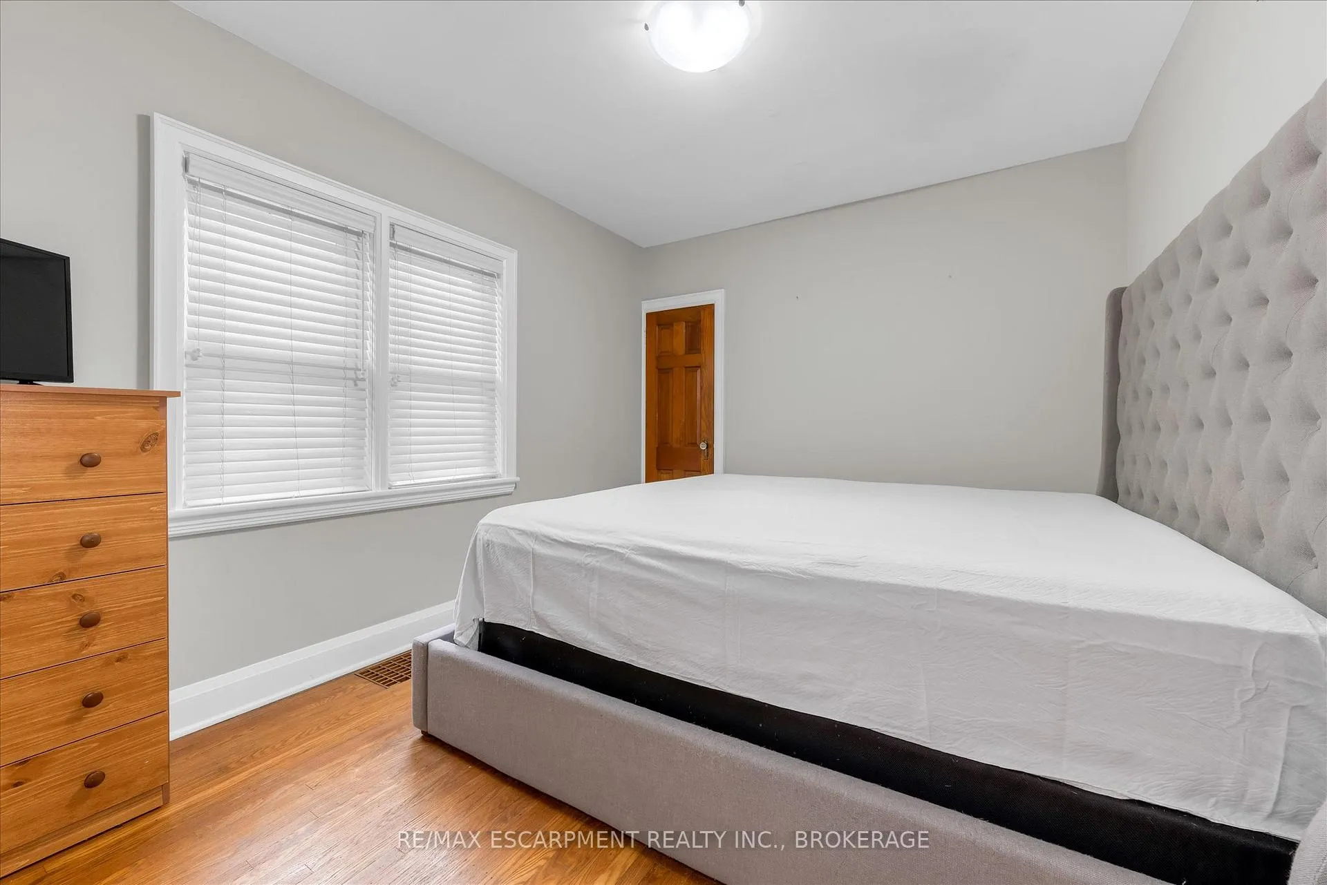Photo 18 of 121 Cameron Avenue S, Hamilton, Bartonville — HOMEH