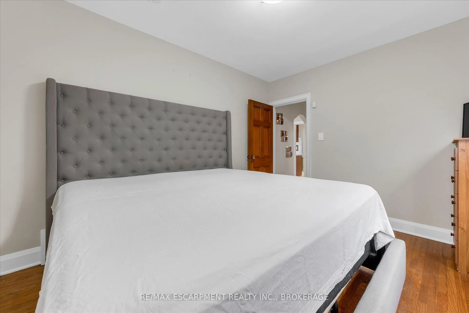 Photo 19 of 121 Cameron Avenue S, Hamilton, Bartonville — HOMEH