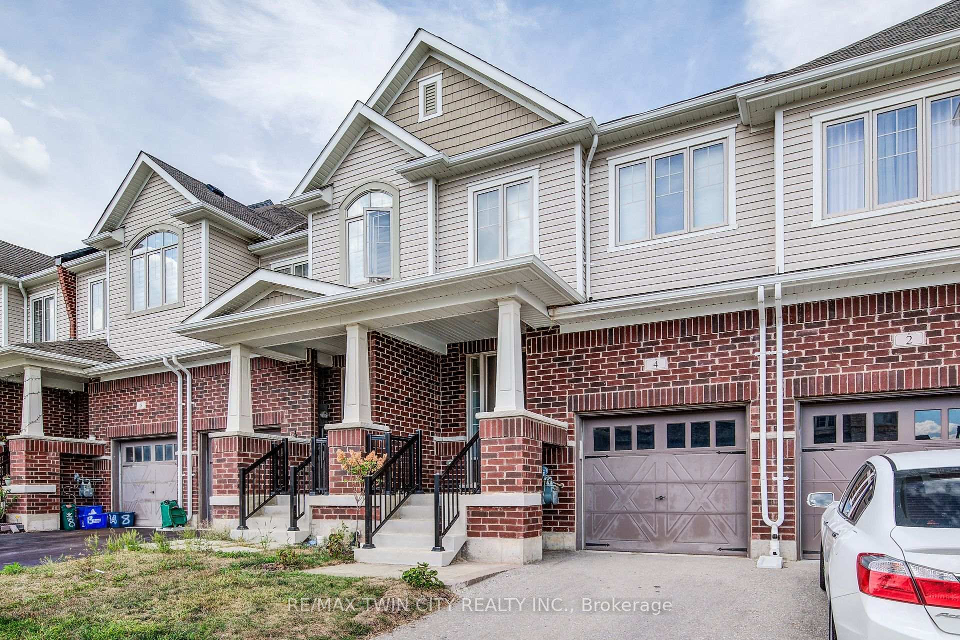 Photo 2 of 4 Stonehill Avenue, Kitchener — HOMEH