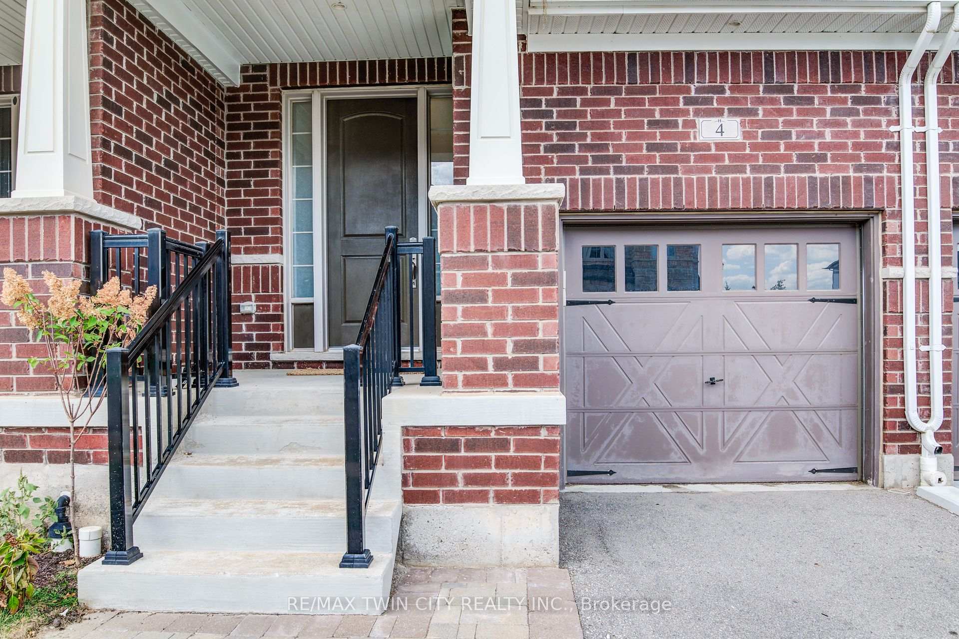 Photo 3 of 4 Stonehill Avenue, Kitchener — HOMEH