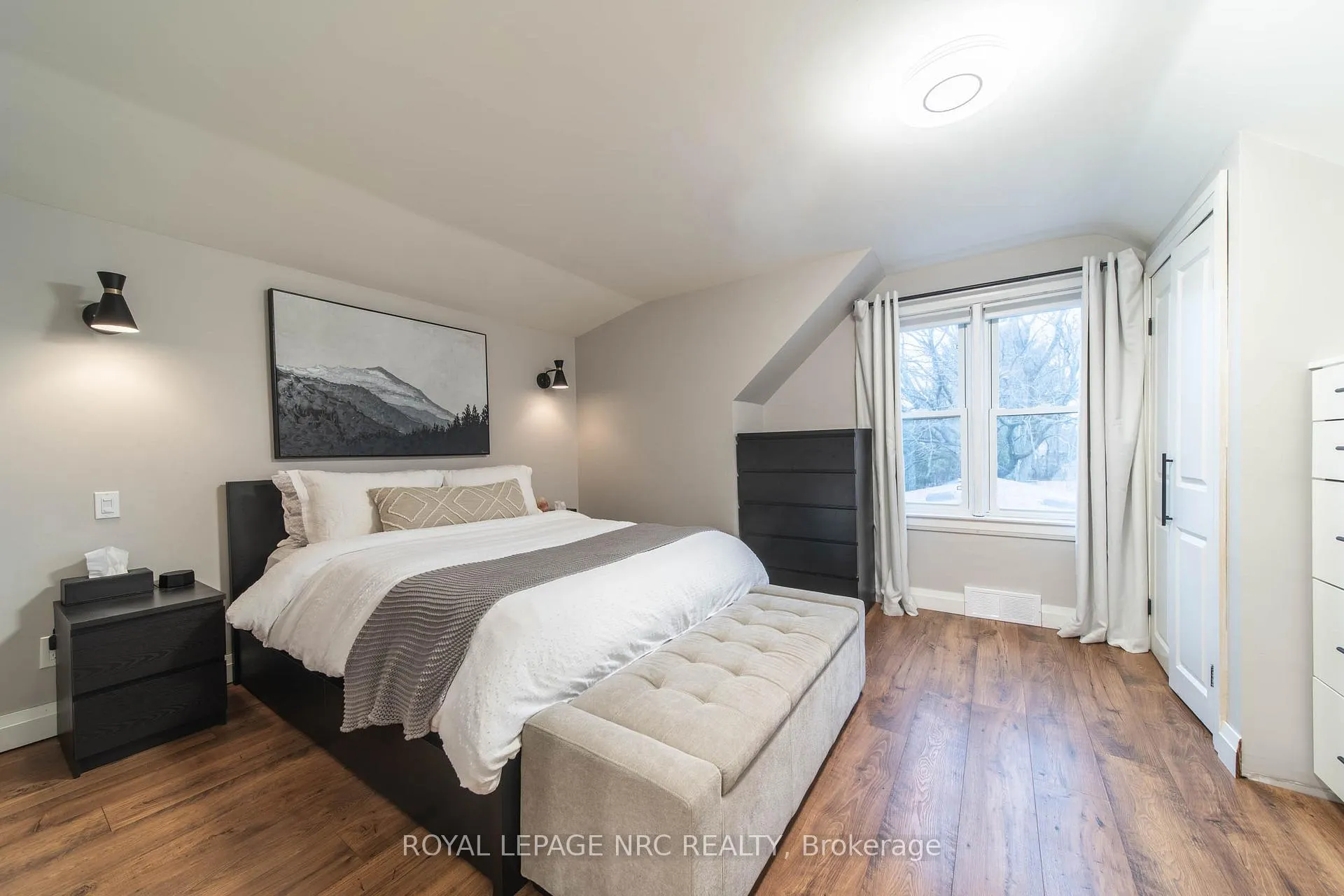 Photo 11 of 5717 Morden Drive, Niagara Falls, Cherrywood — HOMEH