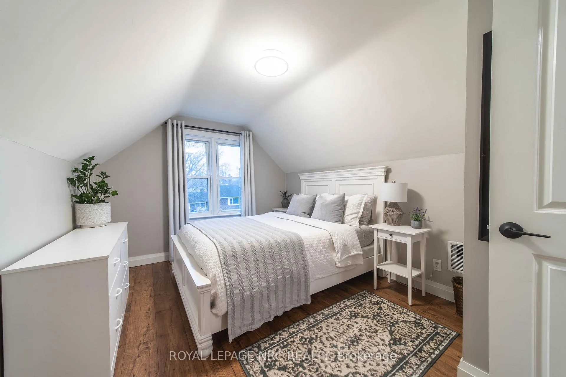 Photo 12 of 5717 Morden Drive, Niagara Falls, Cherrywood — HOMEH