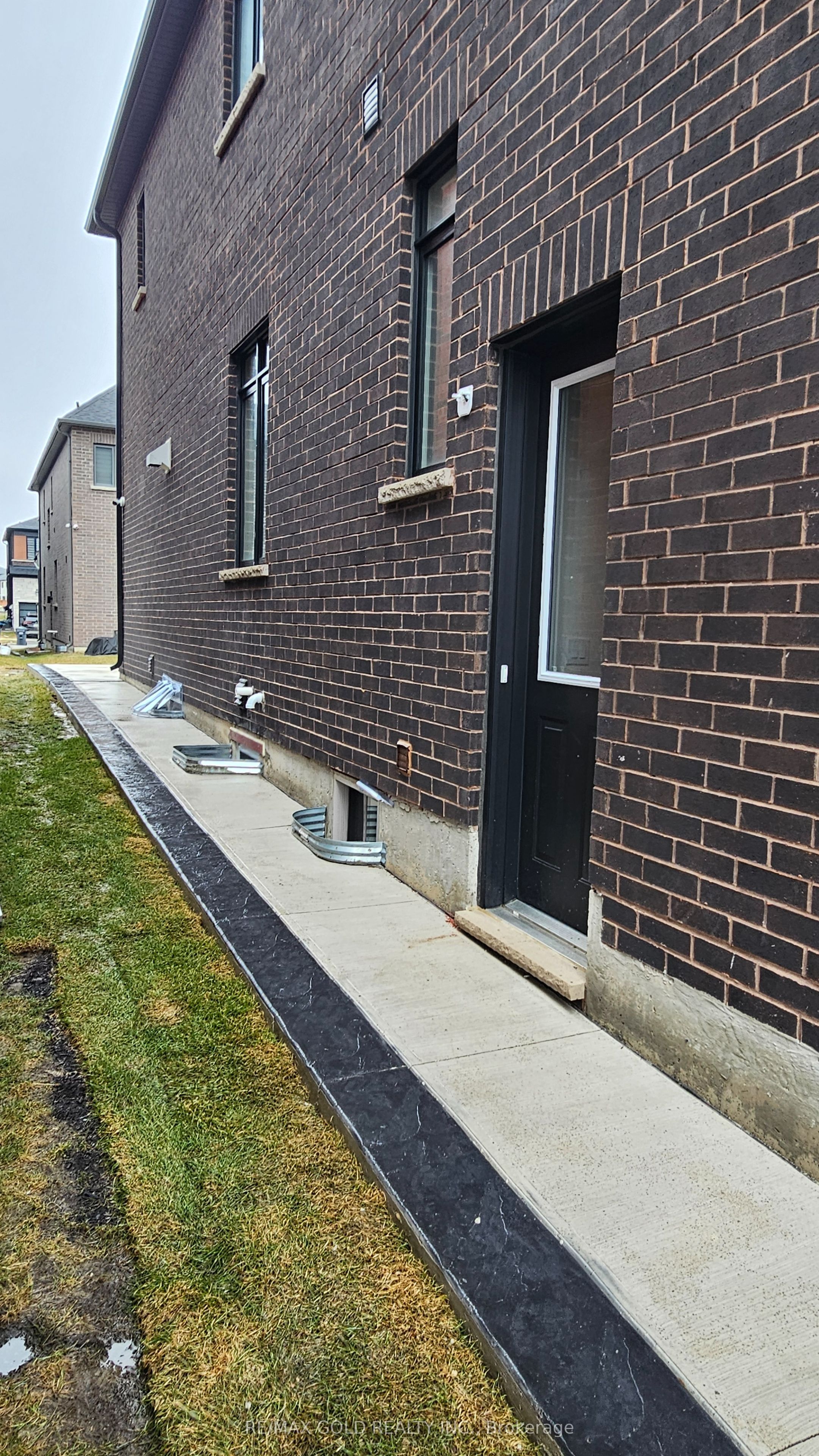Photo 2 of Unit Bsmt #1, 27 Lippa Drive, Caledon, Rural Caledon — HOMEH