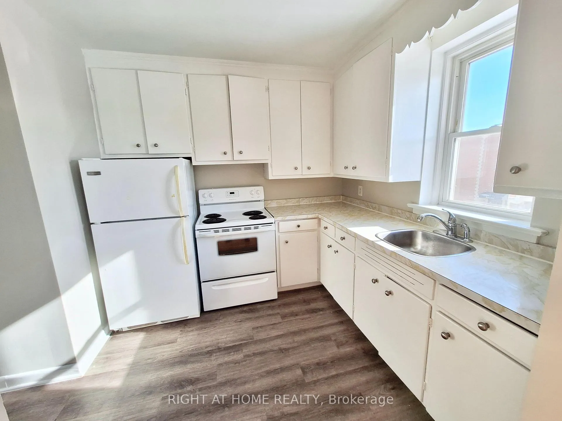Photo 5 of Unit 201, 1 Osler Court, Hamilton, Dundas — HOMEH