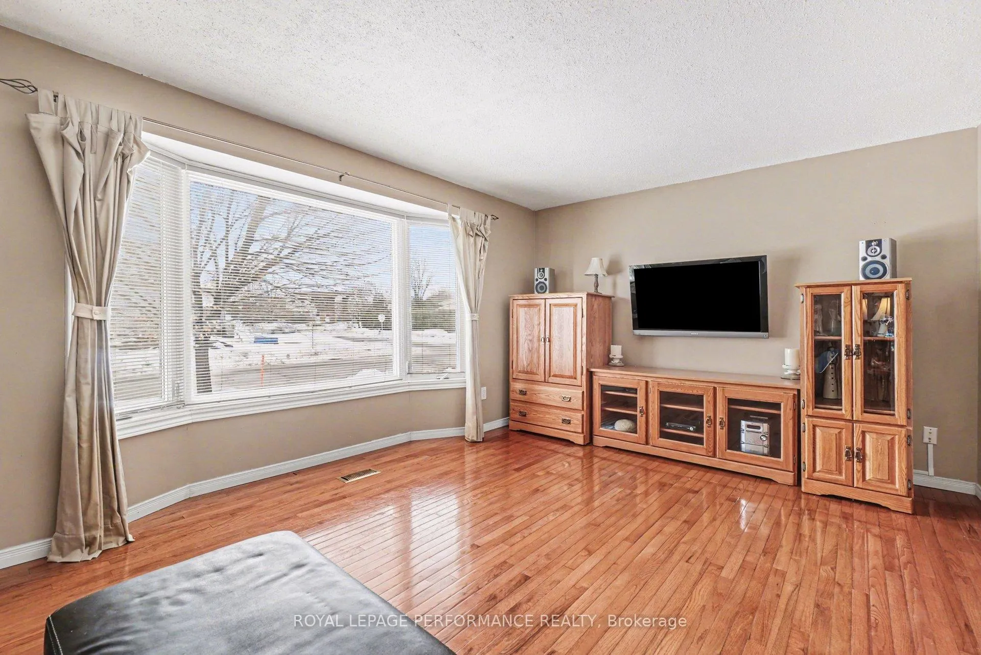 Photo 3 of 299 Mockingbird Drive, Ottawa, Chatelaine Village — HOMEH