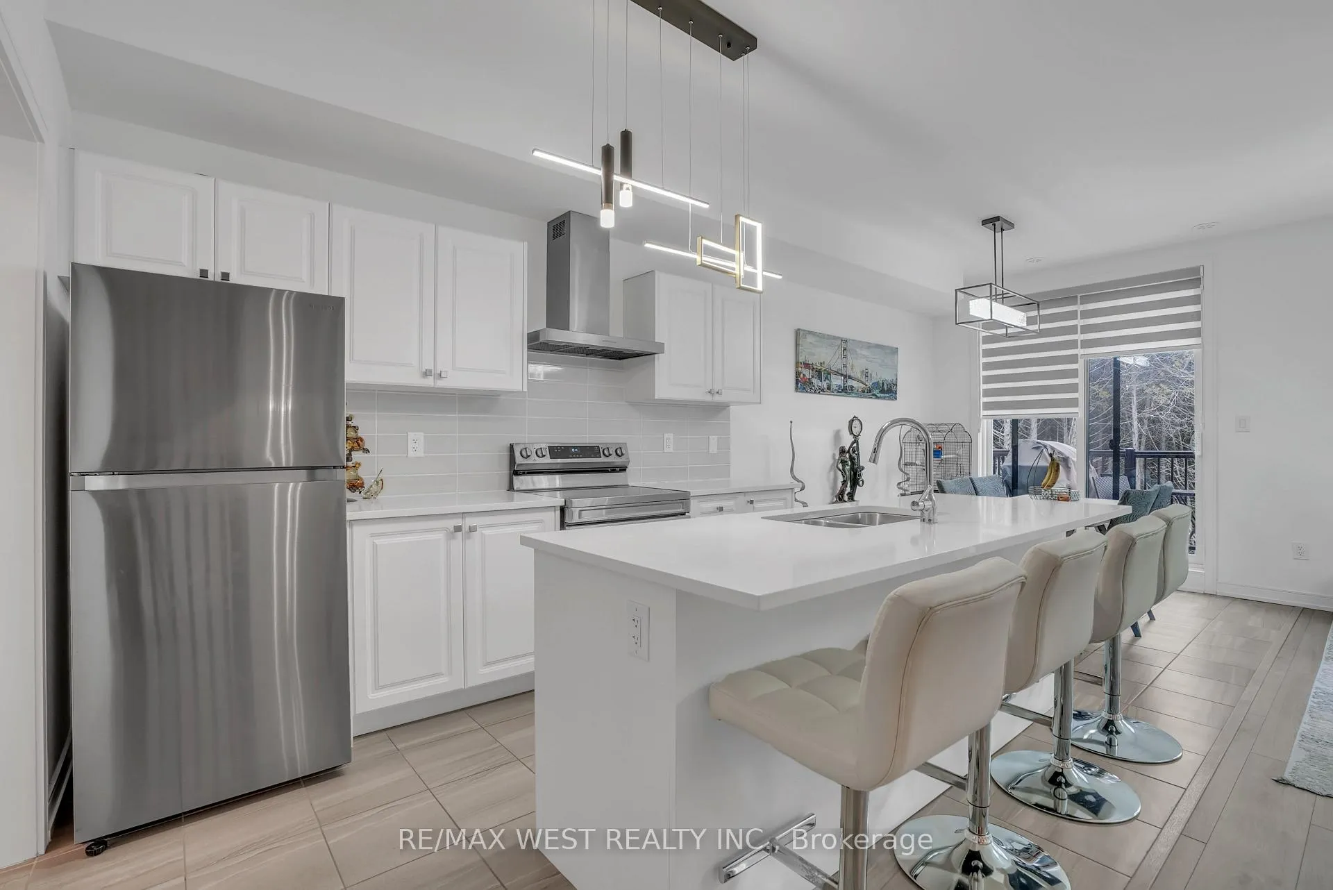 Photo 2 of 118 Blue Forest Crescent, Barrie, Innis-Shore — HOMEH