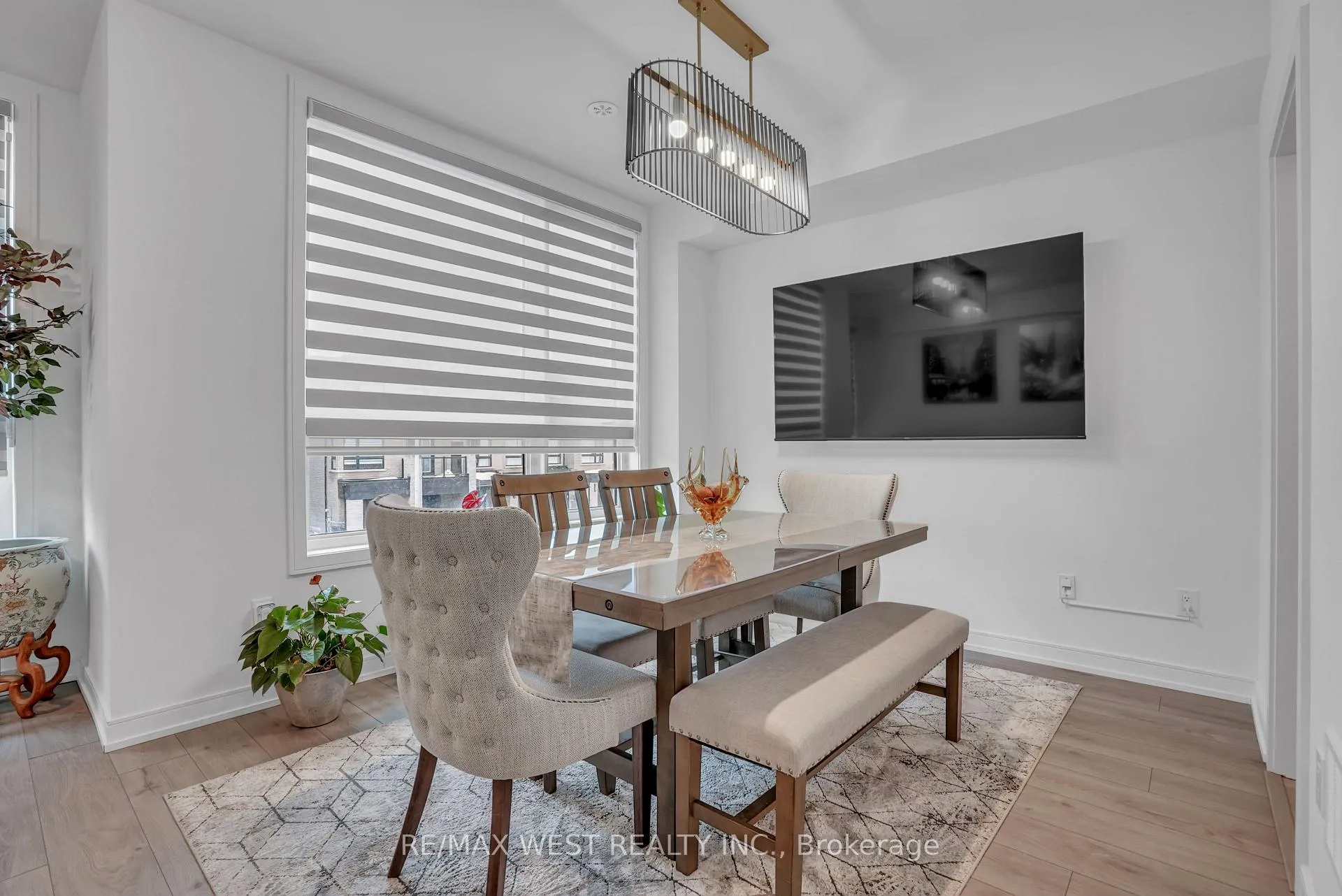 Photo 4 of 118 Blue Forest Crescent, Barrie, Innis-Shore — HOMEH
