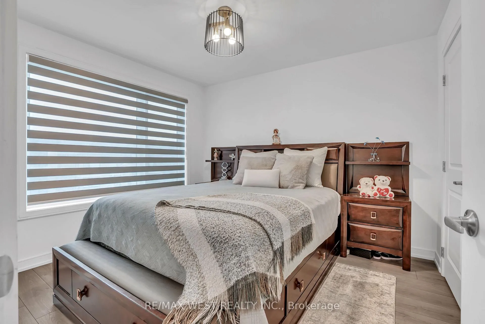 Photo 7 of 118 Blue Forest Crescent, Barrie, Innis-Shore — HOMEH