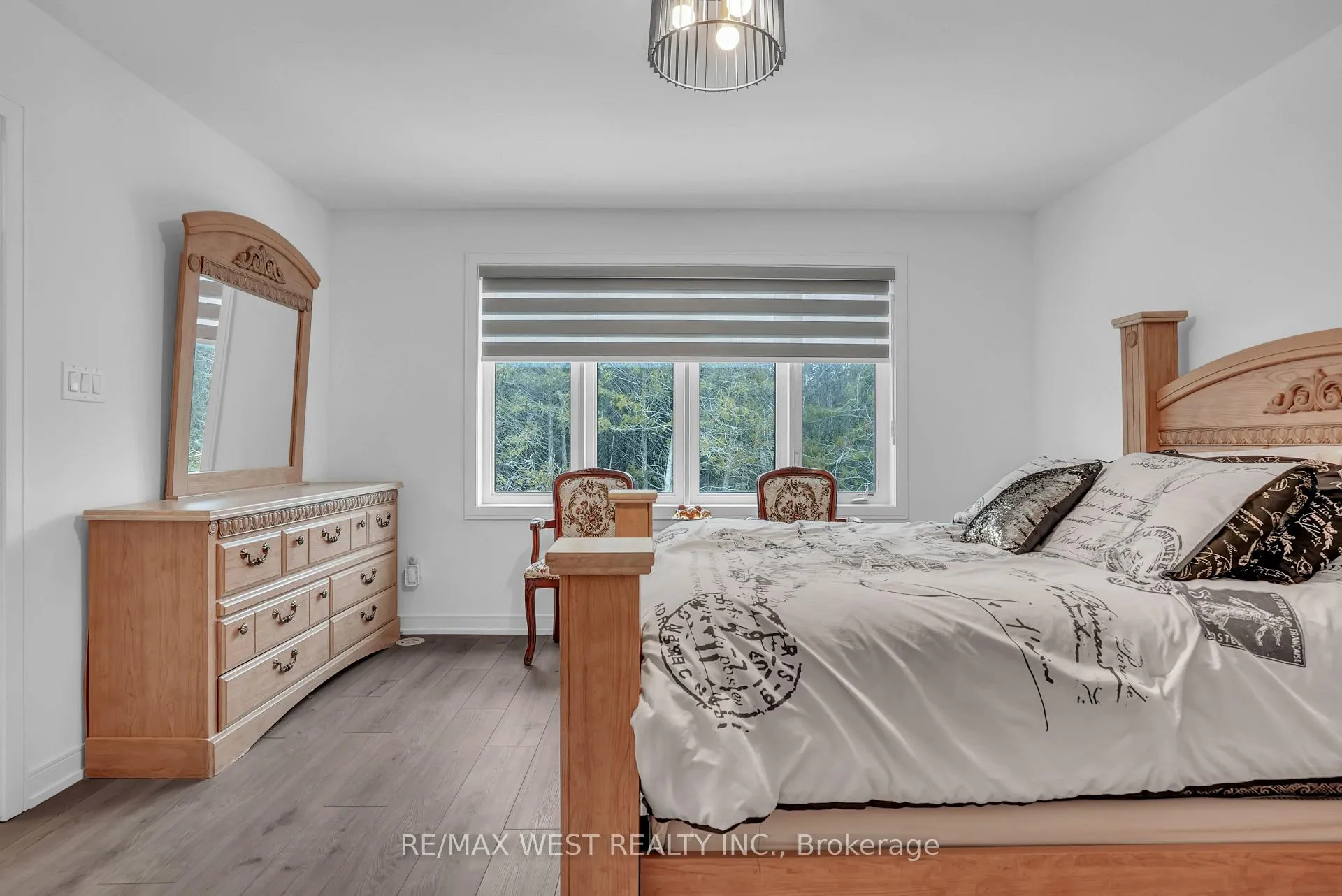 Photo 8 of 118 Blue Forest Crescent, Barrie, Innis-Shore — HOMEH