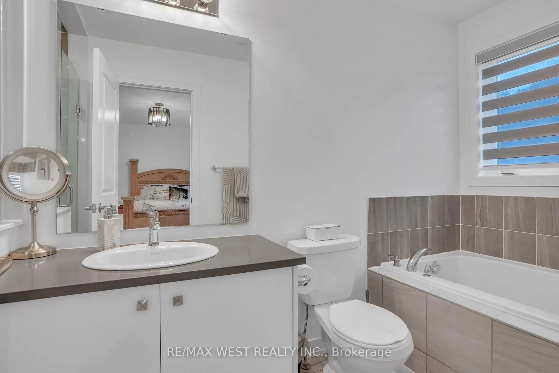 Photo 9 of 118 Blue Forest Crescent, Barrie, Innis-Shore — HOMEH