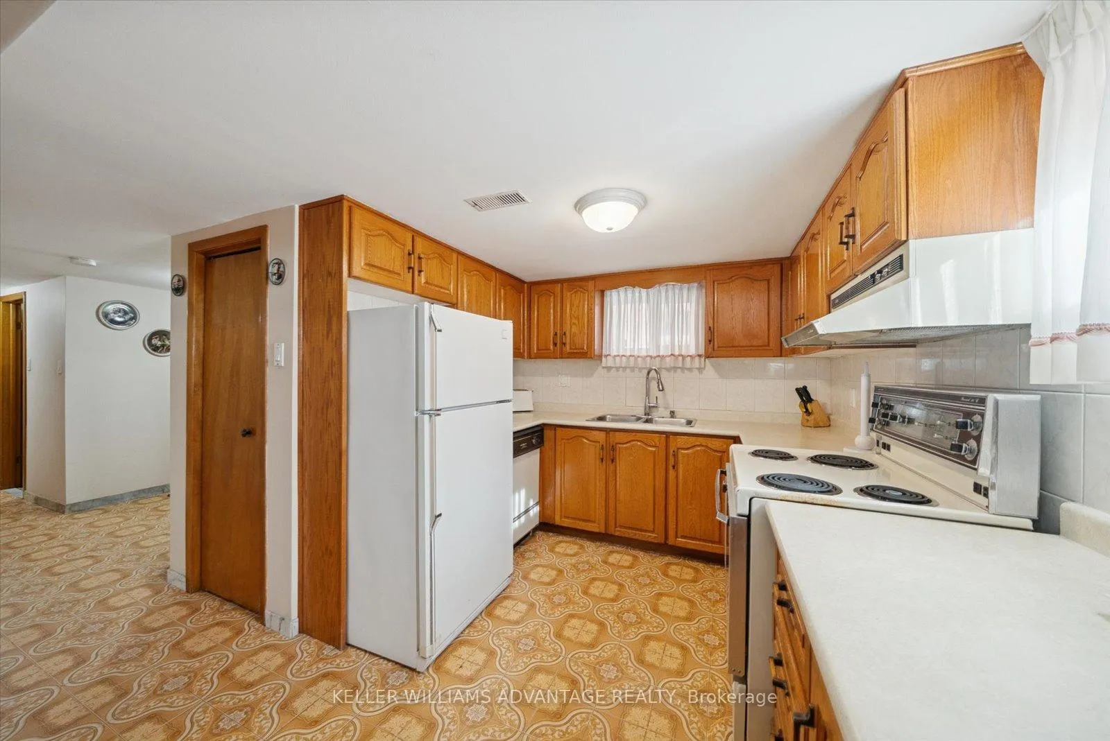 Photo 21 of 63 Boem Avenue, Scarborough, Wexford-Maryvale — HOMEH