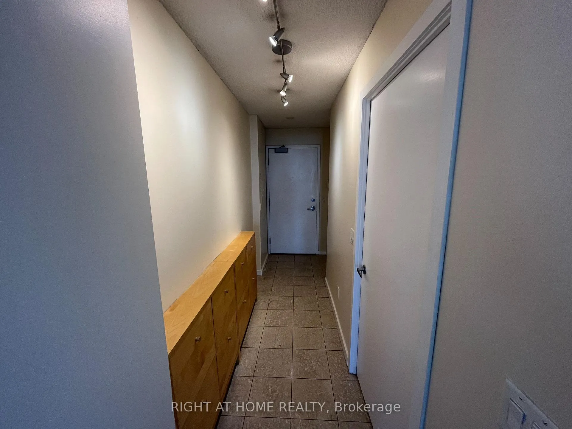 Photo 2 of Unit 1013, 208 Queens Quay, Toronto, Waterfront Communities — HOMEH