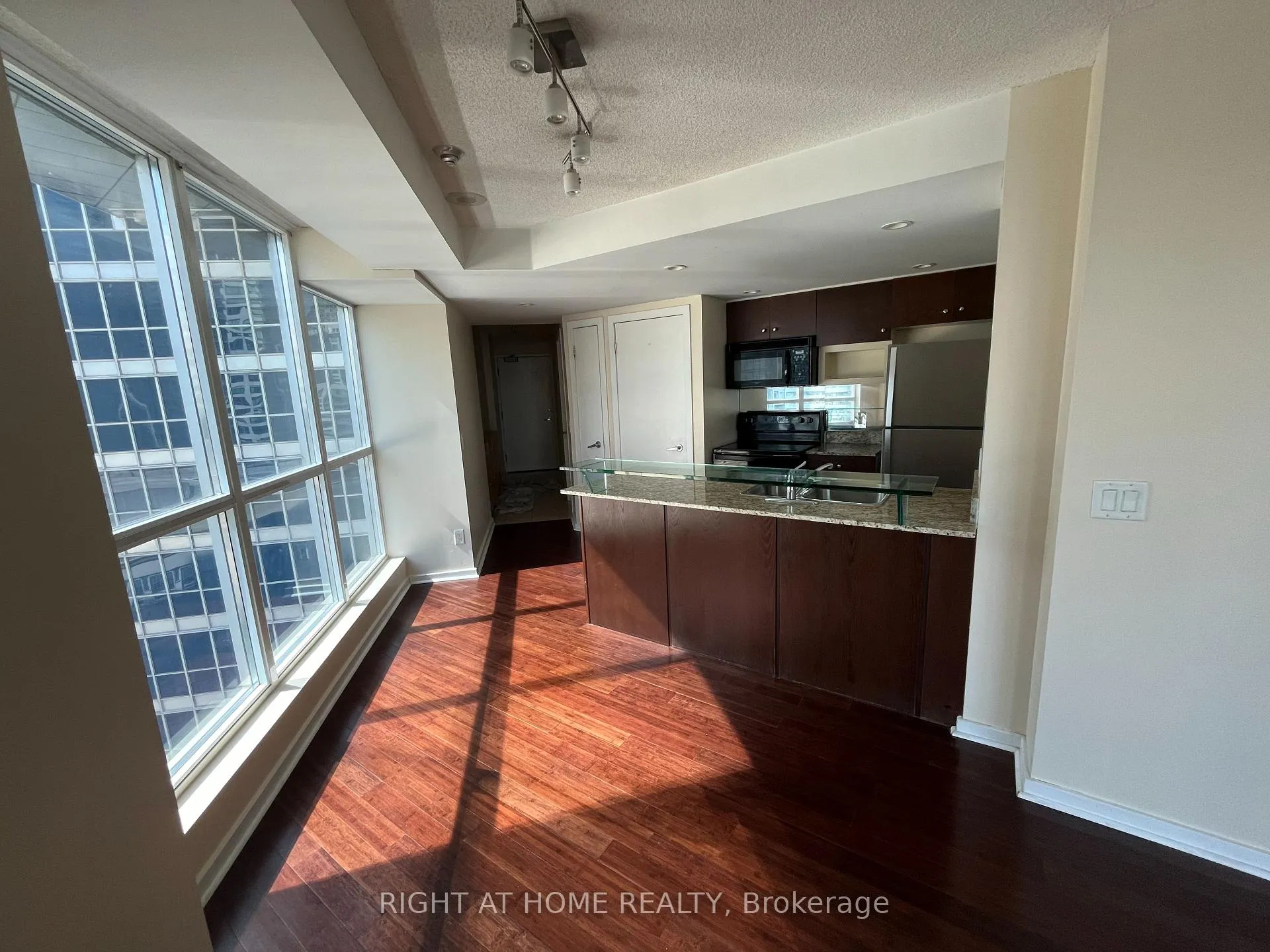 Photo 4 of Unit 1013, 208 Queens Quay, Toronto, Waterfront Communities — HOMEH