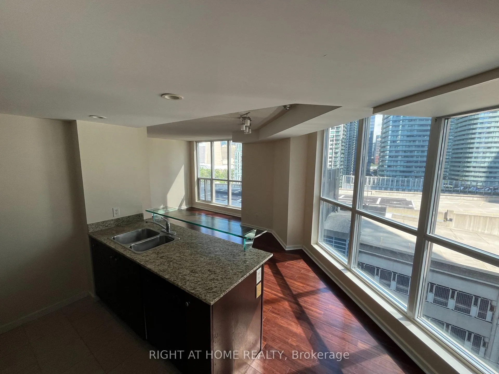 Photo 6 of Unit 1013, 208 Queens Quay, Toronto, Waterfront Communities — HOMEH