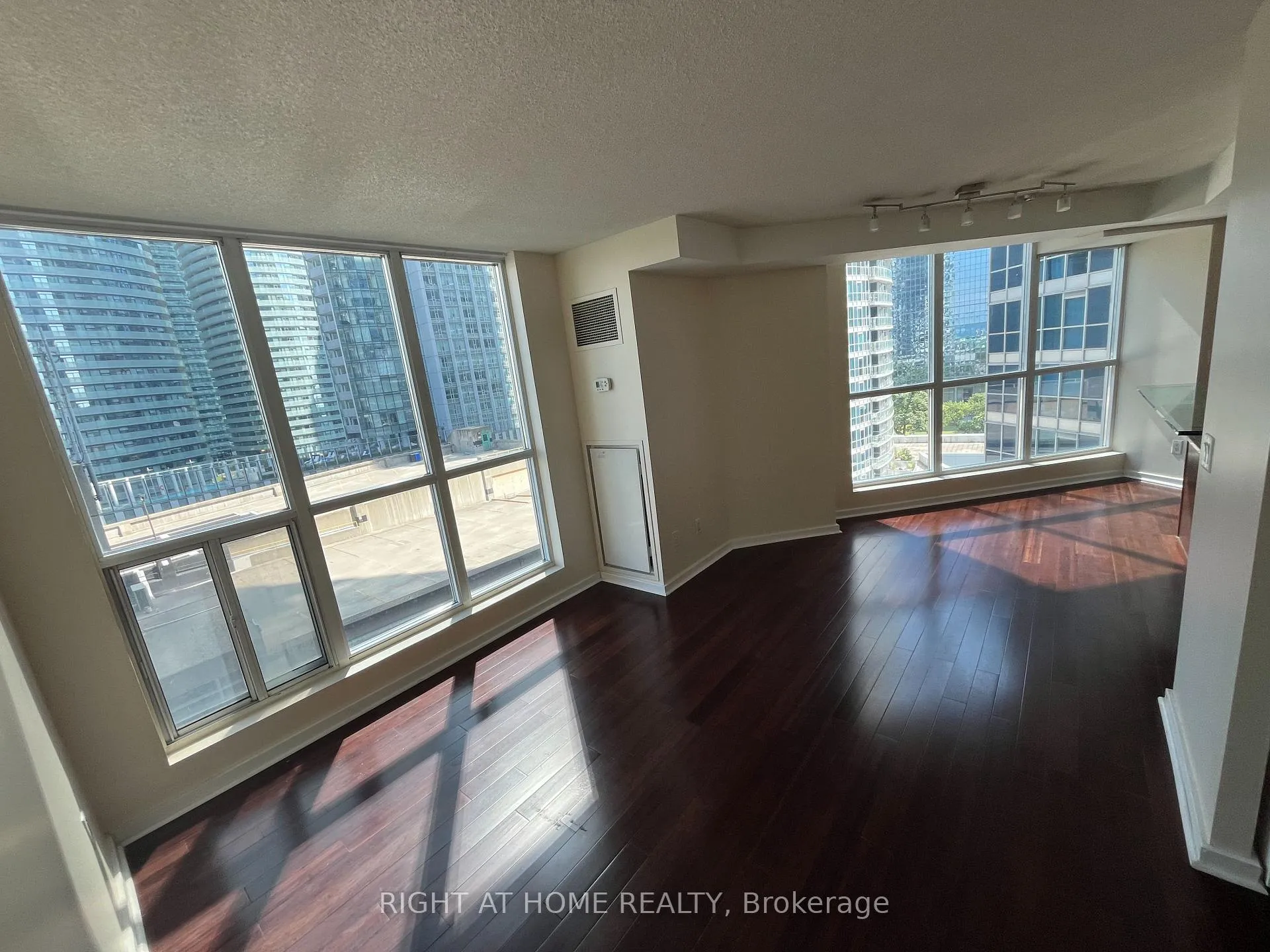 Photo 7 of Unit 1013, 208 Queens Quay, Toronto, Waterfront Communities — HOMEH