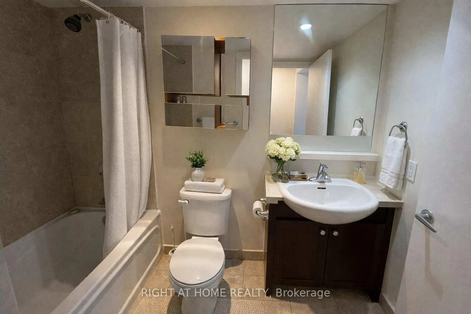 Photo 10 of Unit 1013, 208 Queens Quay, Toronto, Waterfront Communities — HOMEH