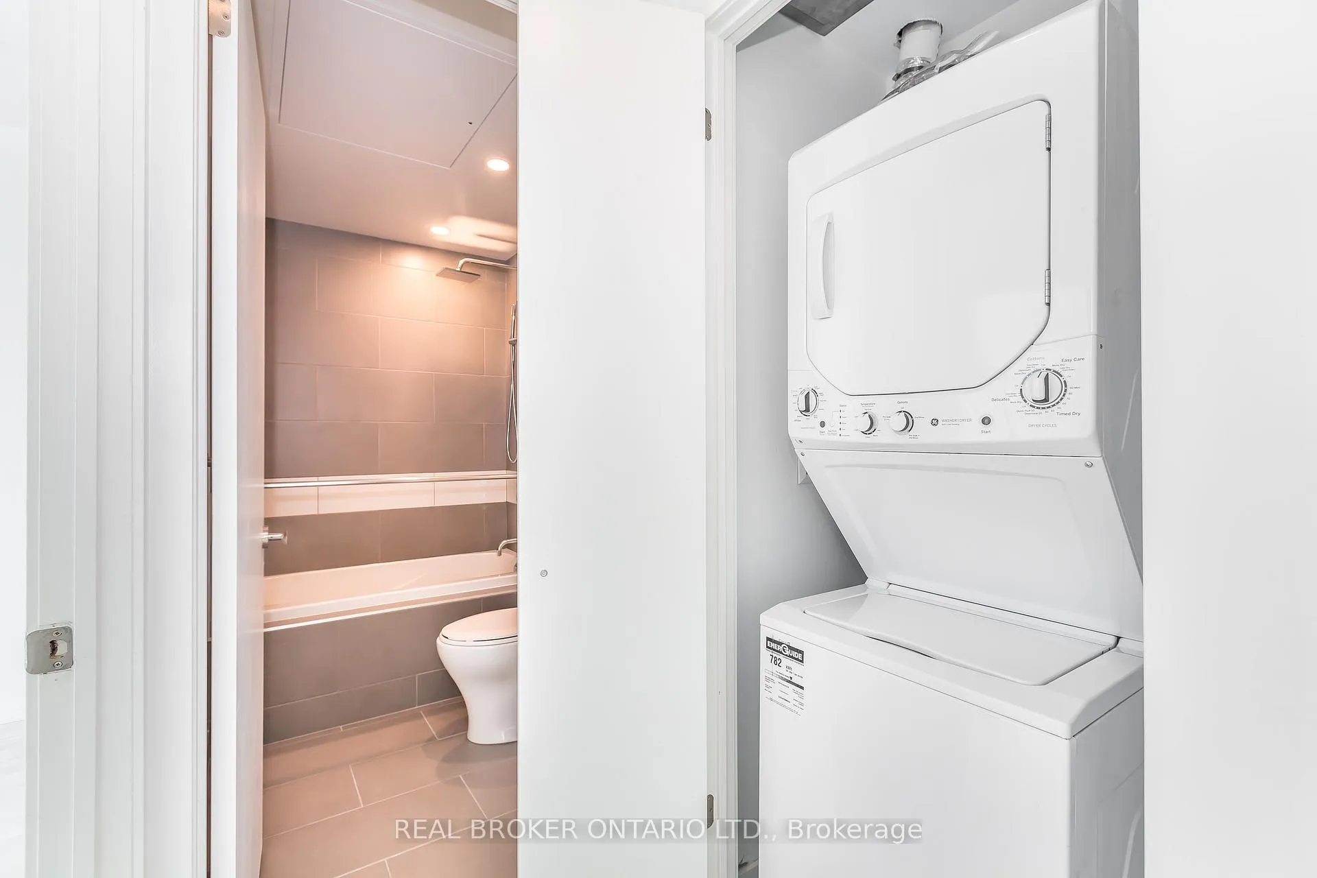 Photo 13 of Unit 2801, 197 Yonge Street, Toronto, Church-Yonge Corridor — HOMEH