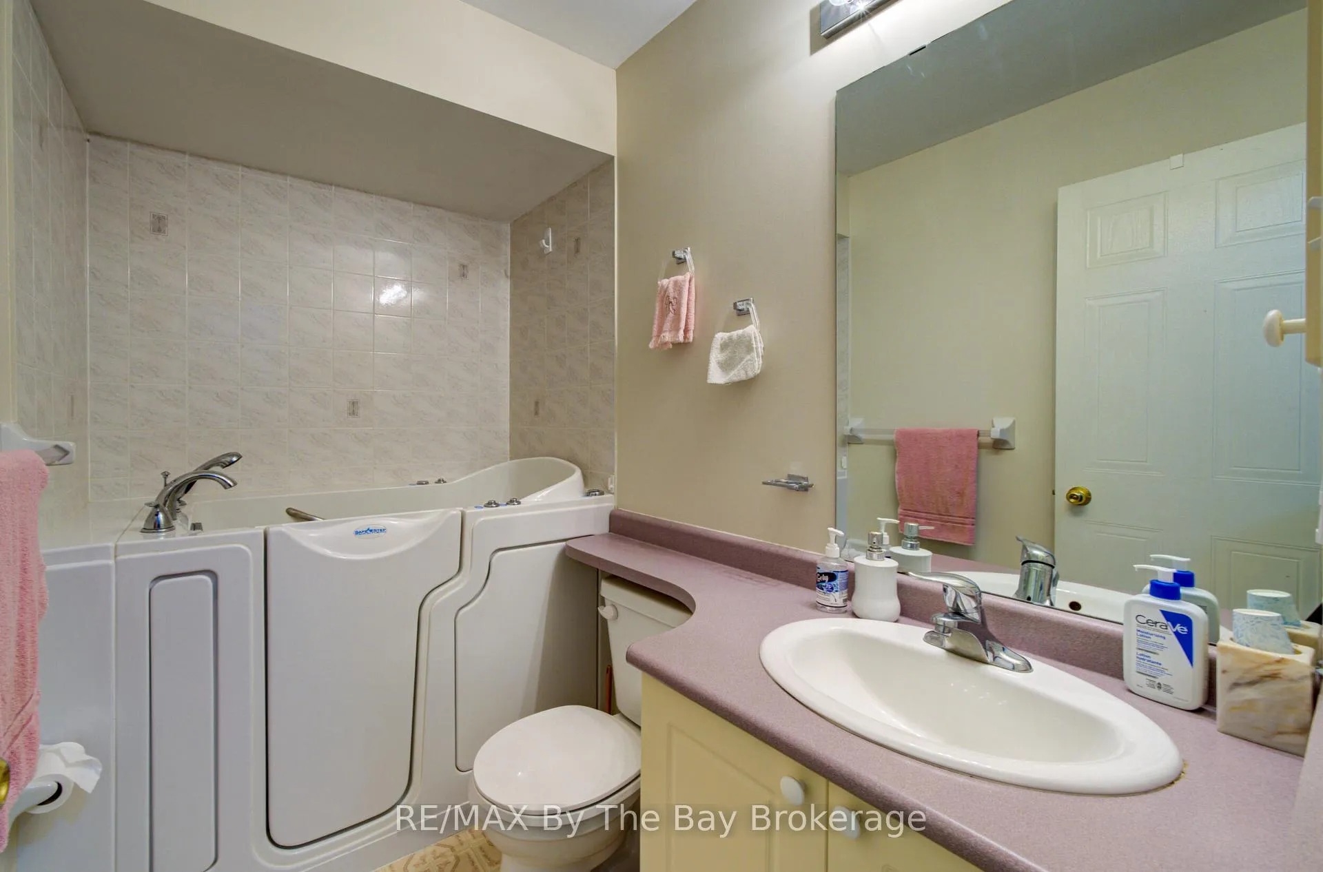 Photo 17 of 26 Brouwer Crescent, Wasaga Beach — HOMEH